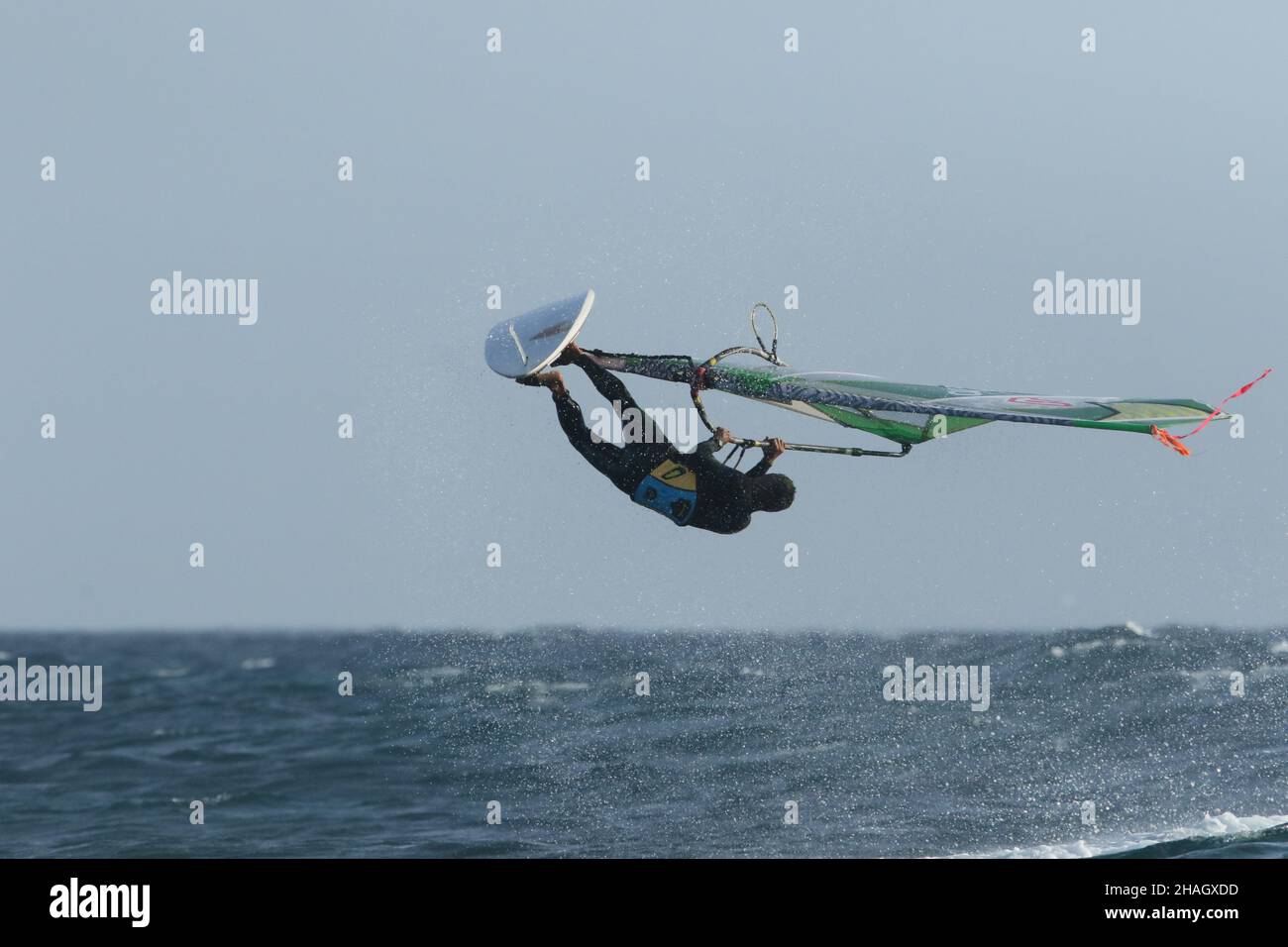Les locaux connaissent les meilleurs vents et conditions météorologiques pour les conditions acrobatiques de planche à voile, ils étaient en vigueur en avril 2017. Banque D'Images