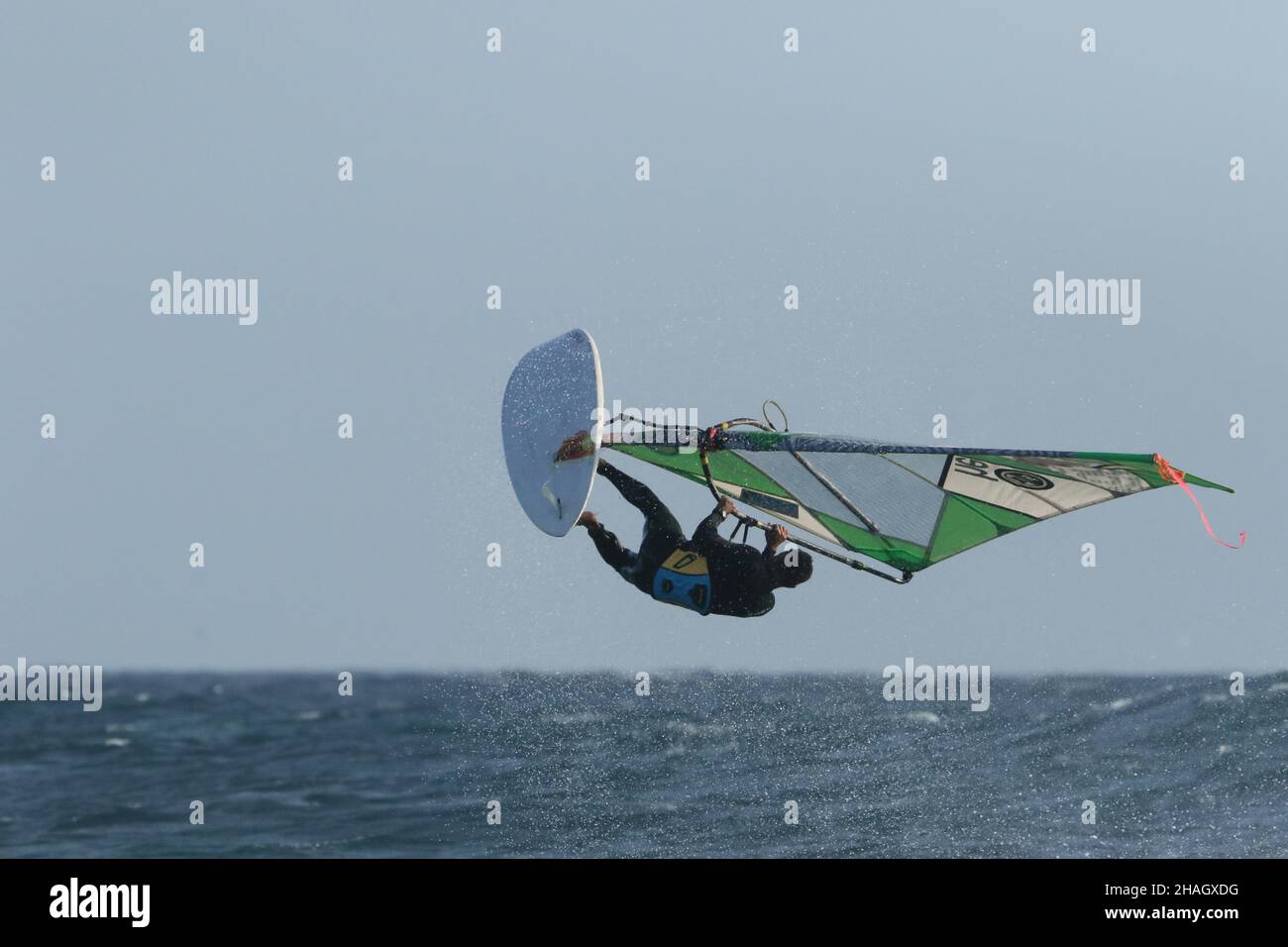 Les locaux connaissent les meilleurs vents et conditions météorologiques pour les conditions acrobatiques de planche à voile, ils étaient en vigueur en avril 2017. Banque D'Images