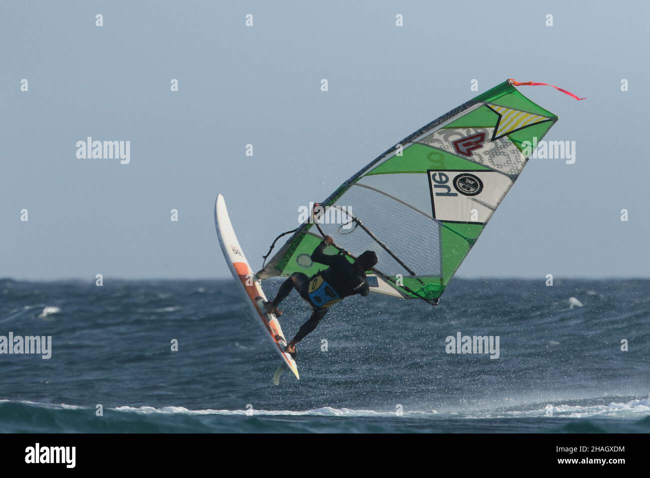 Les locaux connaissent les meilleurs vents et conditions météorologiques pour les conditions acrobatiques de planche à voile, ils étaient en vigueur en avril 2017. Banque D'Images