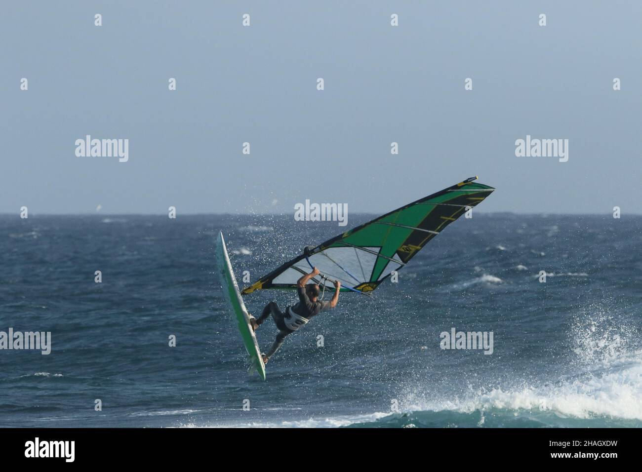 Les locaux connaissent les meilleurs vents et conditions météorologiques pour les conditions acrobatiques de planche à voile, ils étaient en vigueur en avril 2017. Banque D'Images