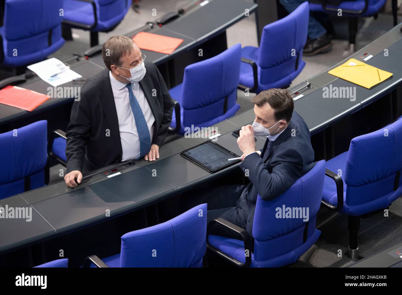 Berlin, Allemagne.10th déc. 2021. De gauche à droite Armin LASCHET, CDU, Paul ZIEMIAK, CDU, débat sur le renforcement de la prévention de la vaccination contre COVID-19, 7th session plénière du Bundestag allemand, Bundestag allemand à Berlin, Allemagne le 9th décembre 2021 crédit: dpa/Alamy Live News Banque D'Images