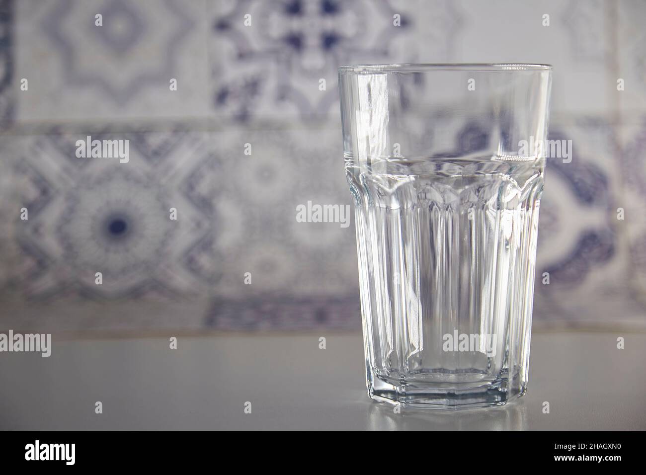 Vider le verre sur la table en bois dans la cuisine sur le fond de carrelage.Maquette de verre pour tonique, jus de cocktail ou boisson alcoolisée.Copier l'espace.Haute q Banque D'Images Vider le verre sur la table en bois dans la cuisine sur le fond de carrelage.Maquette de verre pour tonique, jus de cocktail ou boisson alcoolisée.Copier l'espace.Haute q Banque D'Images