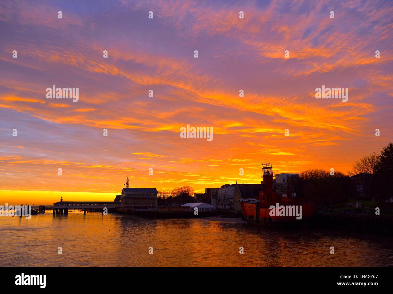 11/12/2021 Gravesend Royaume-Uni couleurs volcaniques d'une aube d'hiver au-dessus de la ville historique de Gravesend jetées sur la Tamise.L'image montre le Royal Terra de l'APL Banque D'Images