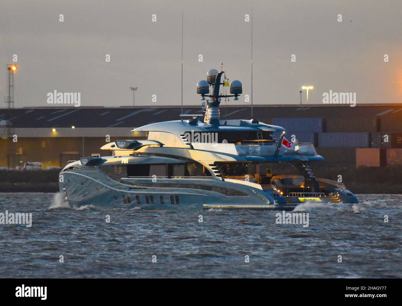 10/12/2021 Gravesend UK le super yacht Phi vient d'être lancé et est photographié sur son premier appel à Londres.Le yacht à moteur de luxe de 58,5 mètres a jus Banque D'Images