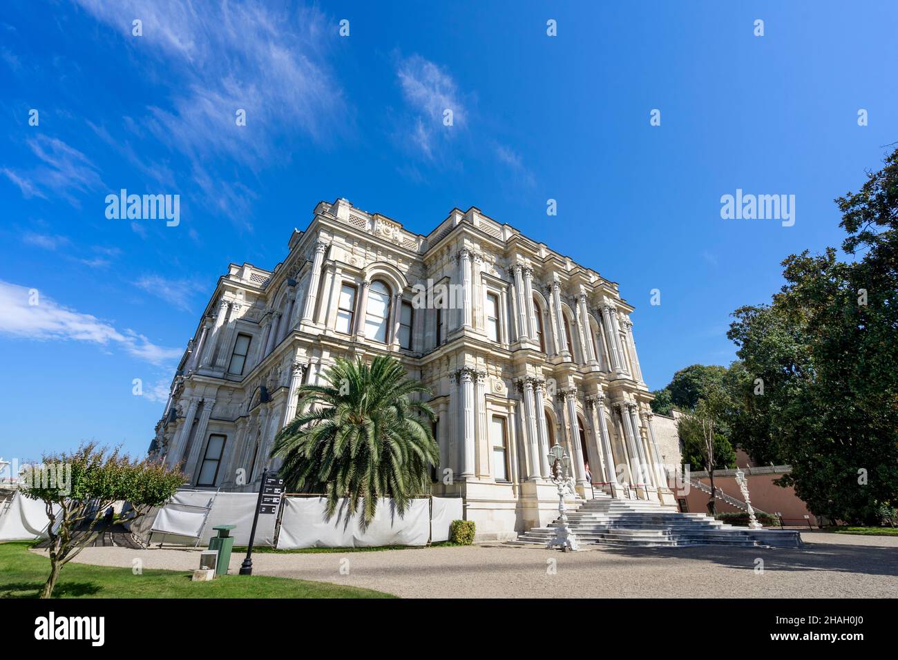 Vue sur le Palais Beylerbeyi à Istanbul.Beylerbeyi signifiant Seigneur des Lords est situé dans le quartier Beylerbeyi du district d'Uskudar à Istanbul. Banque D'Images