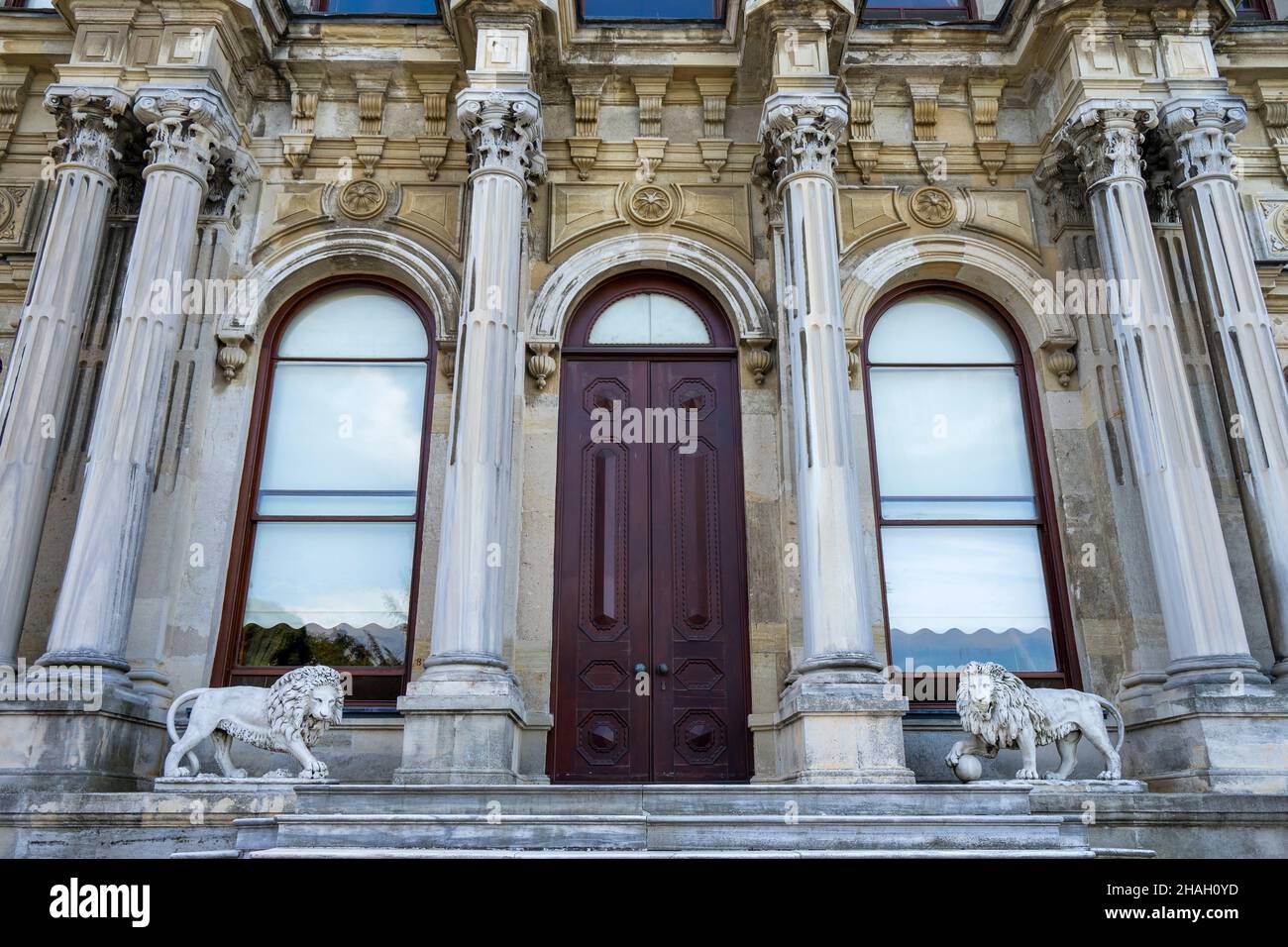 Vue détaillée de la porte d'entrée du Palais Beylerbeyi, Istanbul, Turquie. Banque D'Images