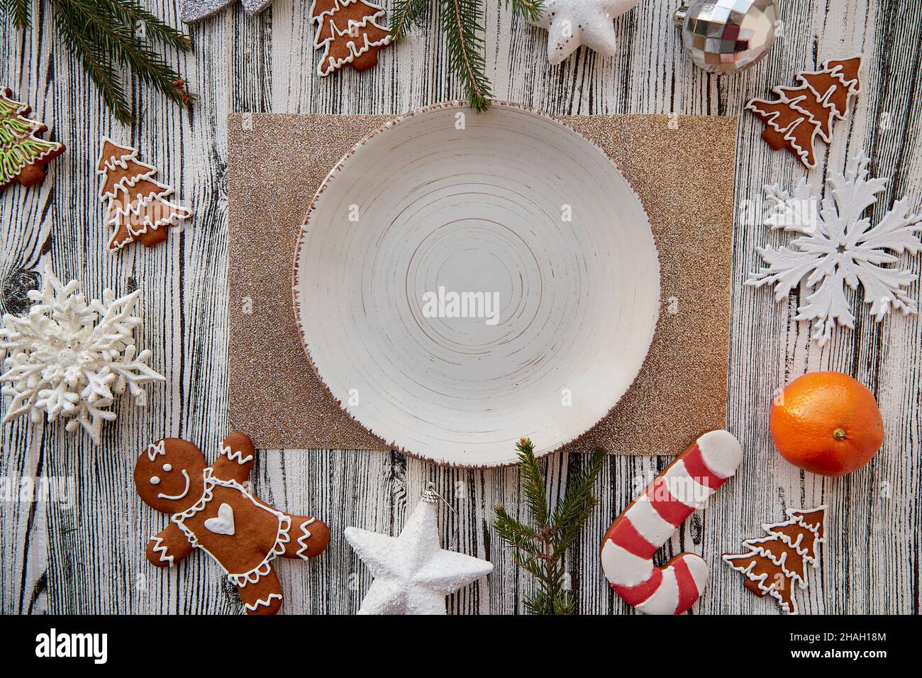 Table de Noël servie.Maquette d'assiette beige vintage, mandarines, pain d'épice fait main, biscuits, décorations de Noël sur la table.Noël tendance Banque D'Images Table de Noël servie.Maquette d'assiette beige vintage, mandarines, pain d'épice fait main, biscuits, décorations de Noël sur la table.Noël tendance Banque D'Images