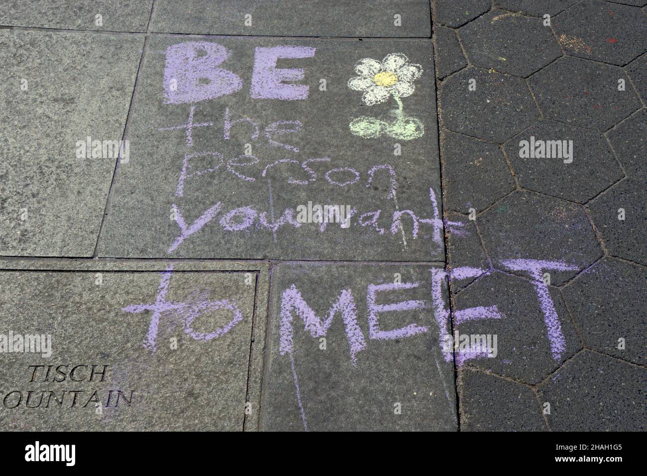 Un message de craie suggérant qu'on devienne la personne qu'ils souhaitent eux-mêmes rencontrer.Près de la fontaine du parc Washington Square Banque D'Images