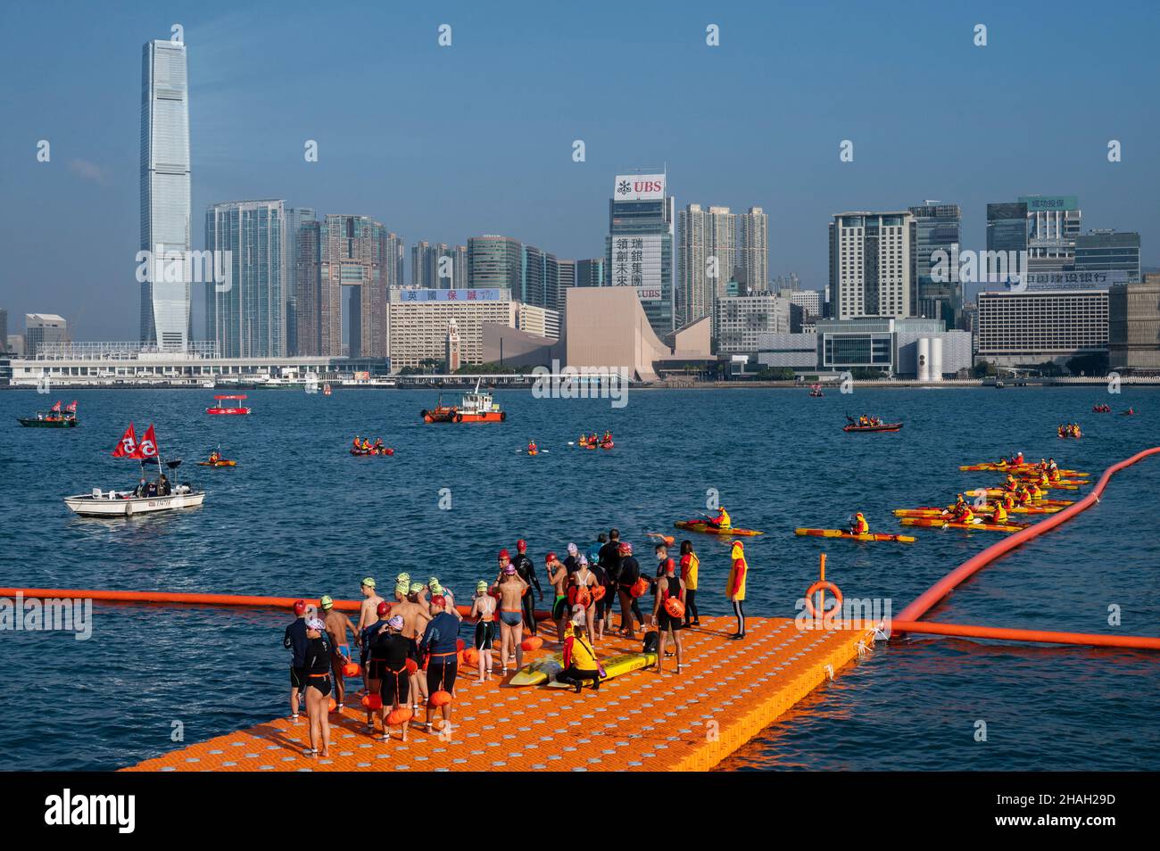 Hong Kong, Chine.12th décembre 2021.HONG KONG, CHINE - DÉCEMBRE 12 : les participants participent à la compétition de natation annuelle New World Harbour Race à Hong Kong le 12 décembre 2021.Après deux ans d'affilée annulés en raison de la pandémie de Covid-19, plus de 1 500 concurrents ont rejoint la course de natation Cross-Victoria Harbour.(Photo par Miguel Candela/SOPA Images/Sipa USA) crédit: SIPA USA/Alay Live News Banque D'Images