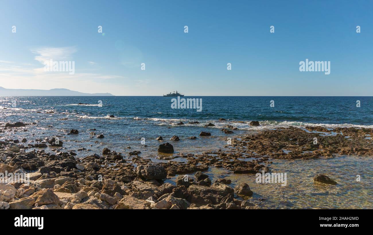 Un cuirassé de la marine grecque dans la mer ouverte. Banque D'Images