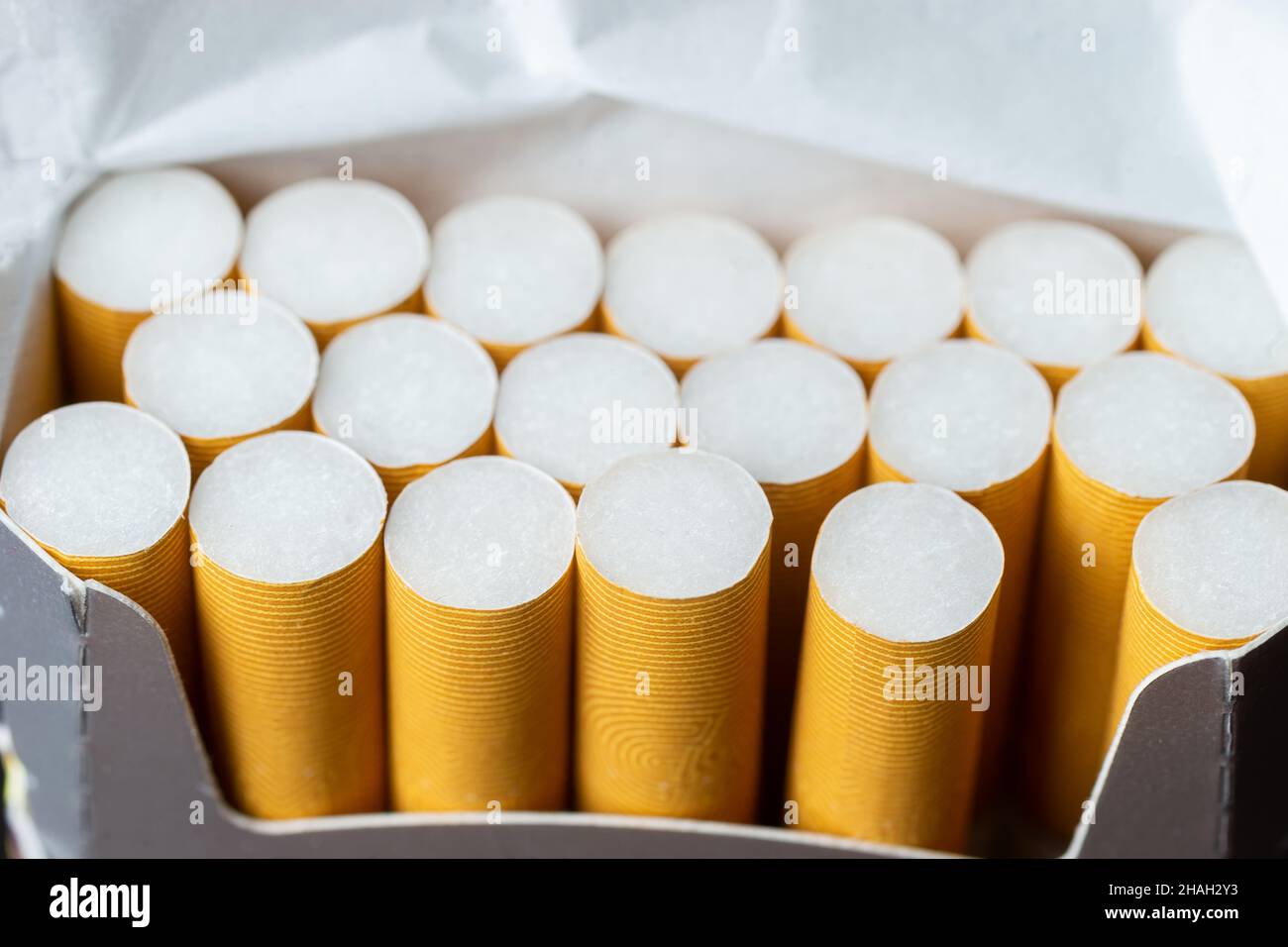 Gros plan cigarette dans le paquet est addictive pour être cancer.campagne de réduction du tabagisme dans le monde pas de tabac Journée. Banque D'Images