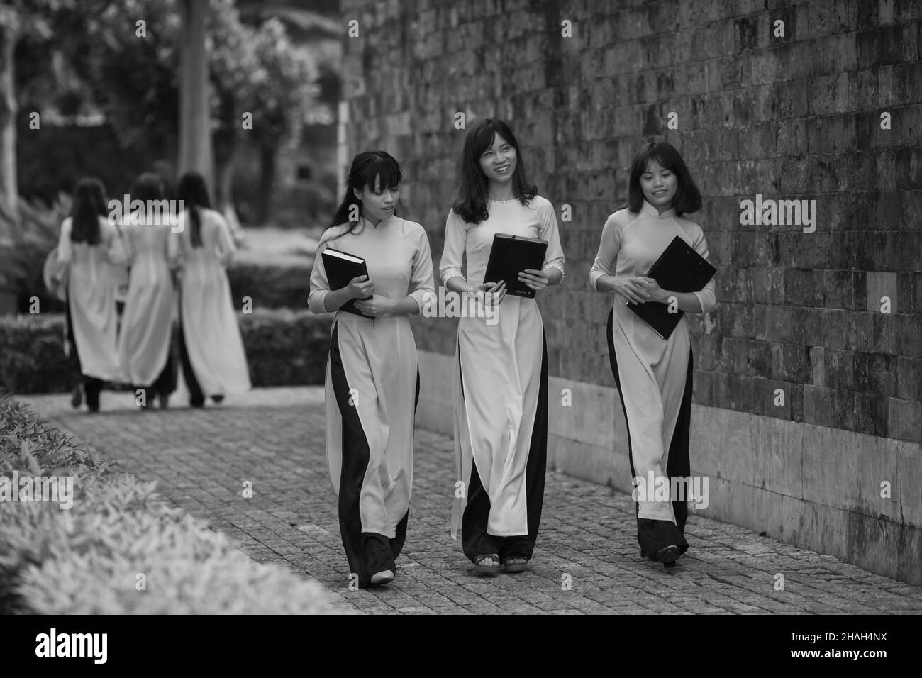 Robe Ao Dai a longtemps été un costume traditionnel et une caractéristique culturelle typique de la nation vietnamienne.À travers chaque période de développement de hist Banque D'Images
