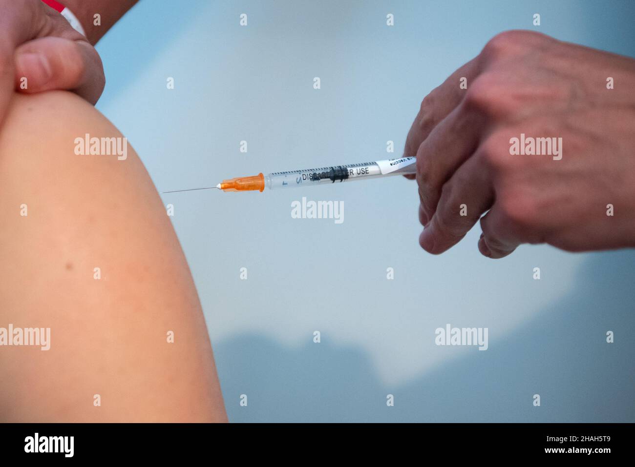 Munich, Allemagne.13th décembre 2021.Un médecin inocule un homme contre le coronavirus au Pinakothek der moderne.Le ministère des Sciences et des Arts de l'État de Bavière a offert aux personnes intéressées la possibilité d'être vaccinées contre le coronavirus sans enregistrement préalable.Credit: Sven Hoppe/dpa/Alay Live News Banque D'Images