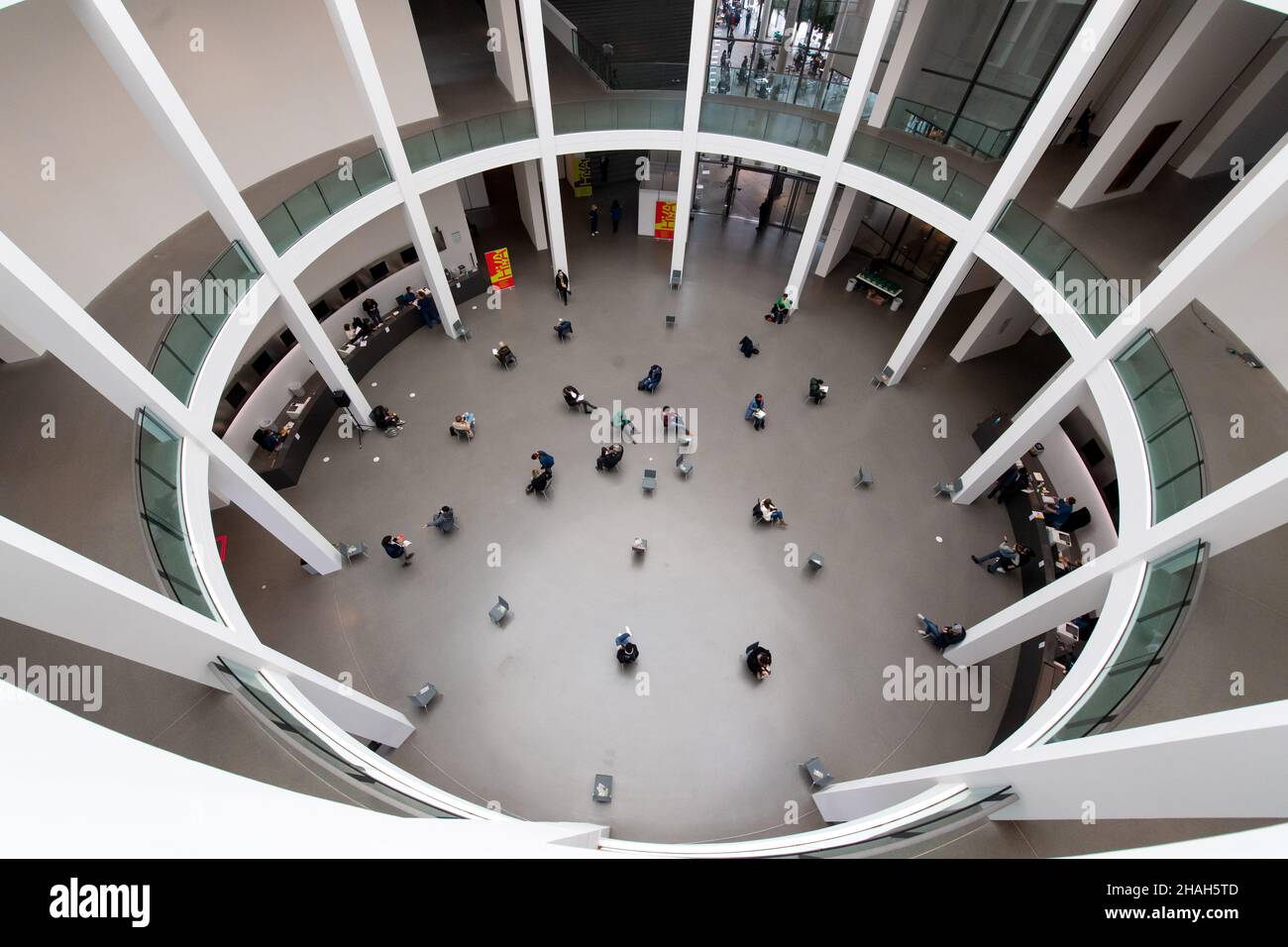 Munich, Allemagne.13th décembre 2021.De nombreuses personnes sont assises dans le Pinakothek der moderne après leur vaccination contre le coronavirus.Le ministère de la Science et de l'Art de Bavière a offert aux personnes intéressées la possibilité d'être vaccinées contre le coronavirus sans enregistrement préalable.Credit: Sven Hoppe/dpa/Alay Live News Banque D'Images