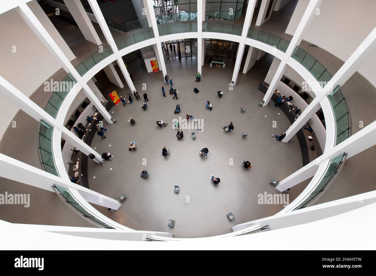 Munich, Allemagne.13th décembre 2021.De nombreuses personnes sont assises dans le Pinakothek der moderne après leur vaccination contre le coronavirus.Le ministère de la Science et de l'Art de Bavière a offert aux personnes intéressées la possibilité d'être vaccinées contre le coronavirus sans enregistrement préalable.Credit: Sven Hoppe/dpa/Alay Live News Banque D'Images