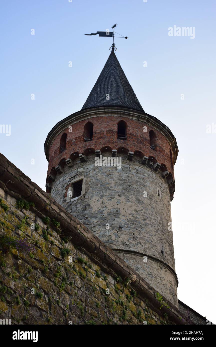 Tour De Guet Rond Haut D Une Forteresse Ou D Un Chateau Medieval Et Partie D Un Mur De Pierre Contre Un Ciel Bleu Photo Stock Alamy