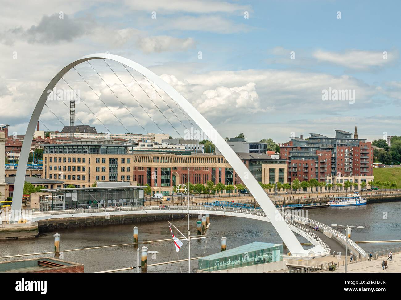 Pont du millénaire traversant la rivière Tyne de Newcastle upon Tyne à Gateshead, Angleterre du Nord, Royaume-Uni Banque D'Images