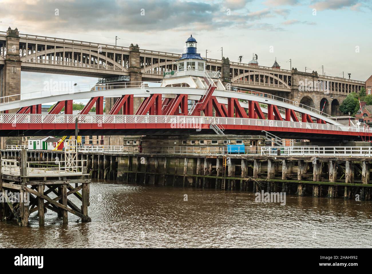Pont de haut niveau et pont pivotant traversant la rivière Tyne, Newcastle upon Tyne, Gateshead, Angleterre, Royaume-Uni Banque D'Images