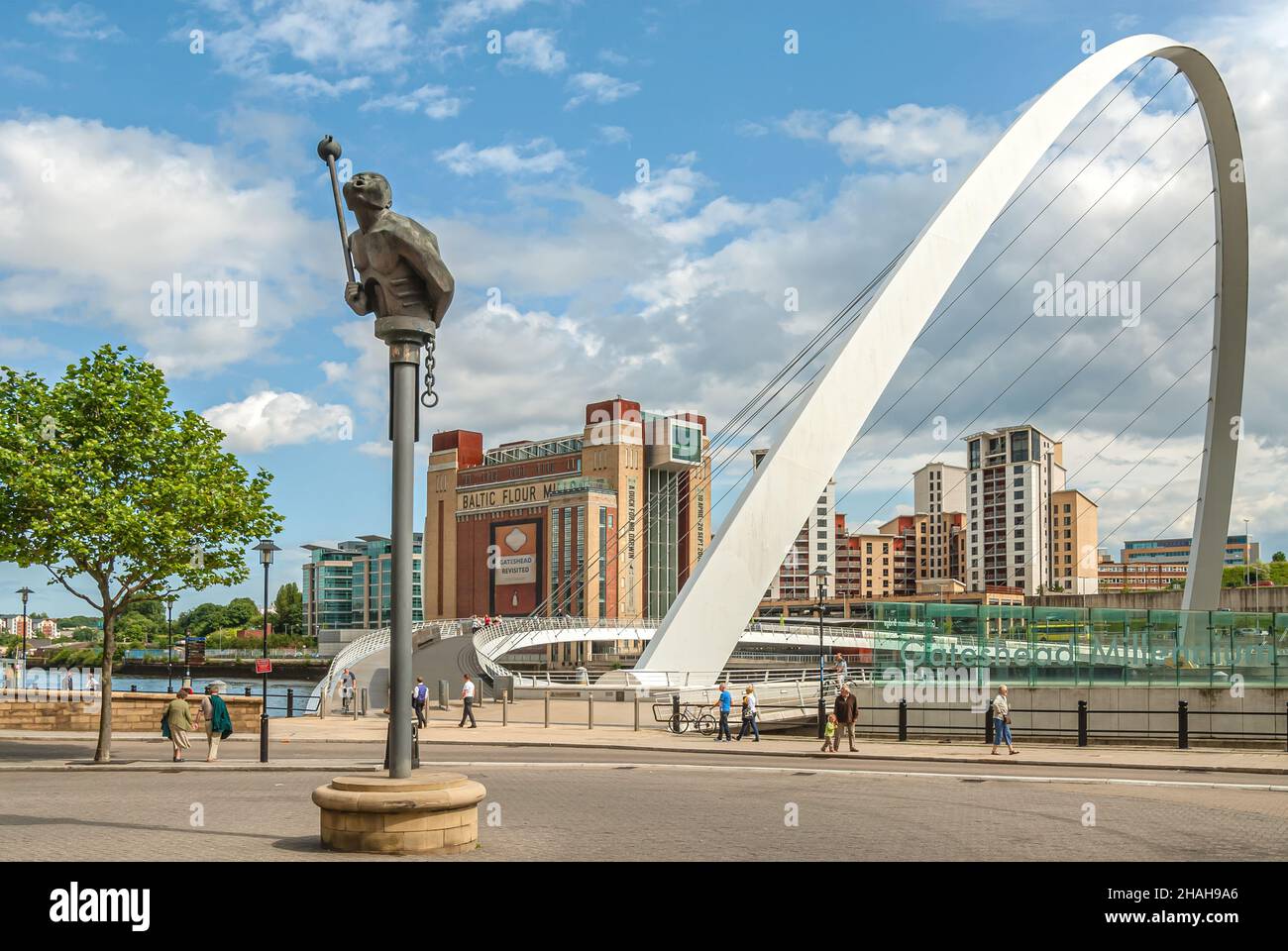 Pont du millénaire traversant la rivière Tyne et sculpture « River God » d'Andre Wallace, Newcastle upon Tyne, Gateshead, Angleterre du Nord, Royaume-Uni Banque D'Images