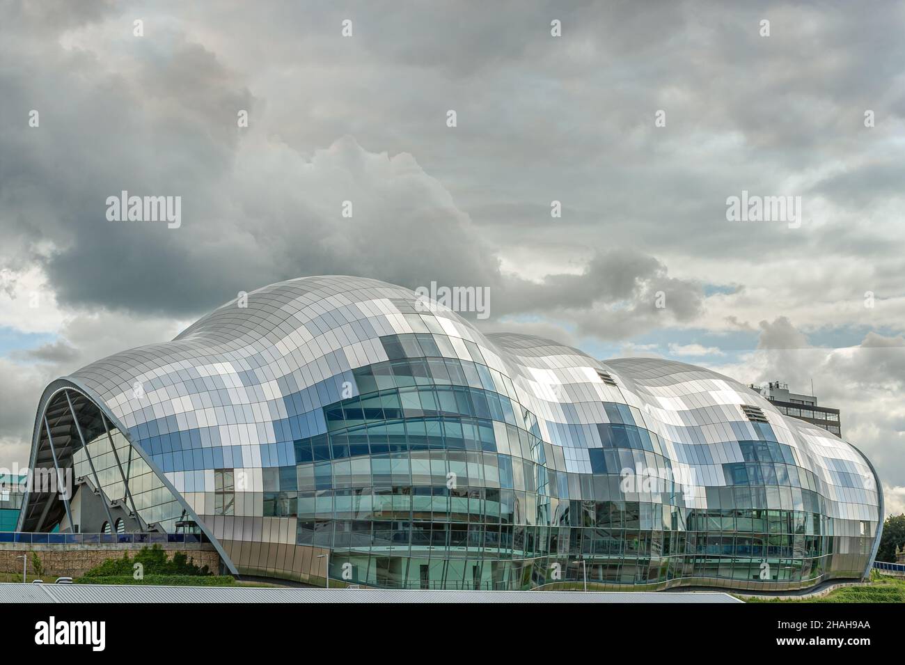 Des nuages spectaculaires au-dessus de la salle de concert Sage Gateshead, Angleterre du Nord, Royaume-Uni au crépuscule Banque D'Images
