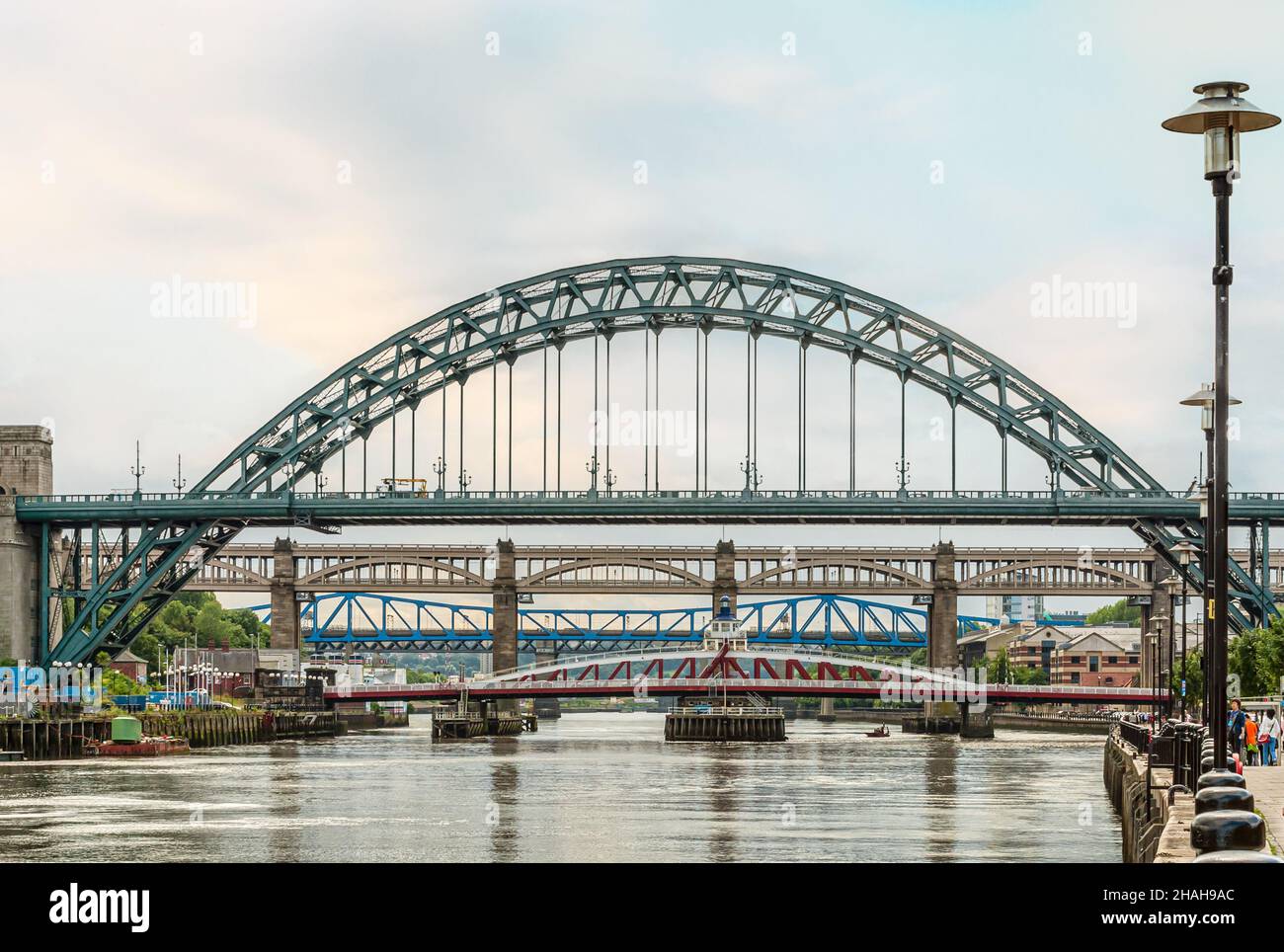Pont de haut niveau, pont Tyne, pont Swing et pont Queen Elisabeth II traversant la rivière Tyne, Newcastle upon Tyne, Gateshead, Angleterre, Royaume-Uni Banque D'Images