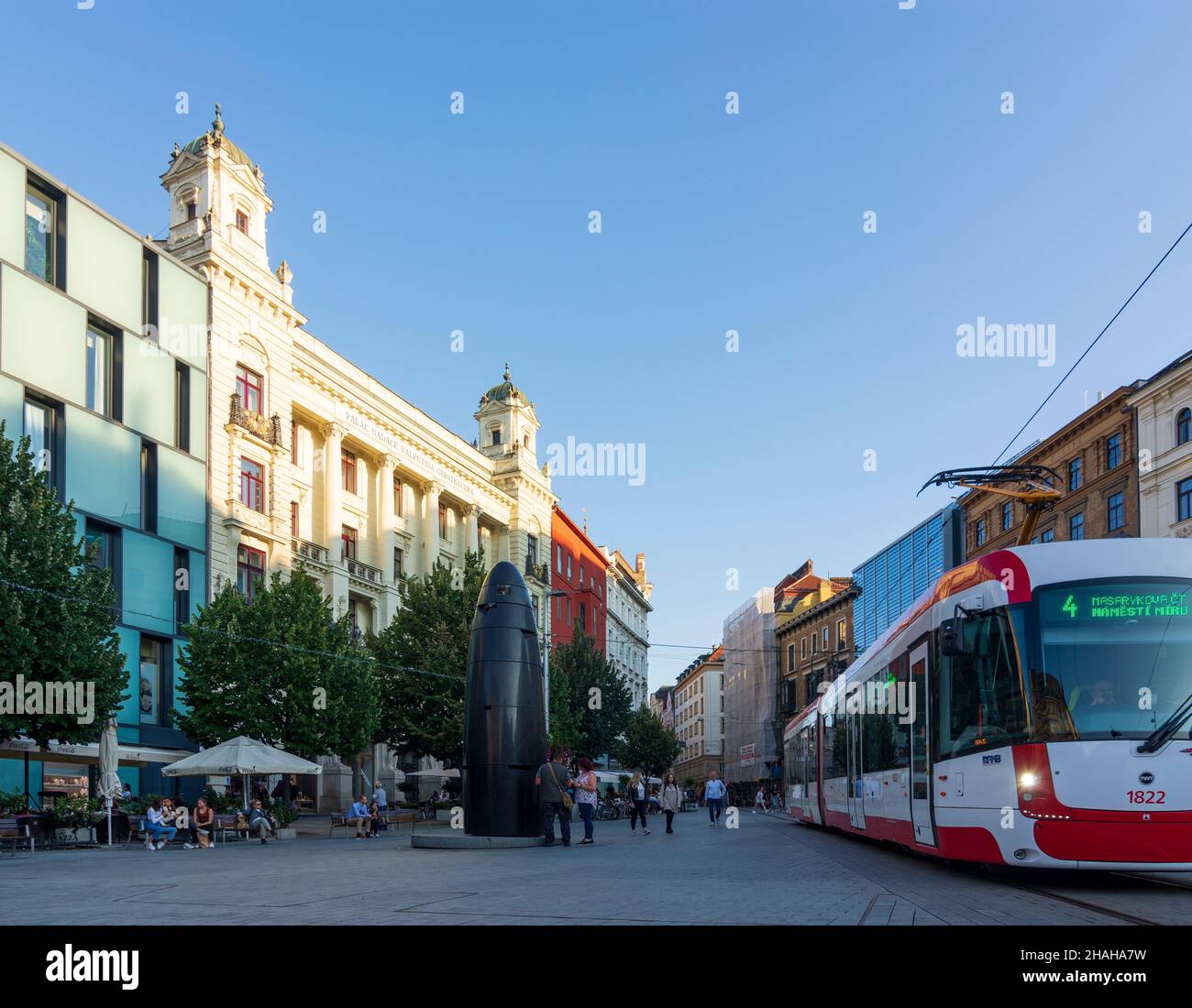Brno (Brünn): Namesti Svobody (place de la liberté), Oméga, horloge astronomique, Maison des quatre Mamlases, tramway, in , Jihomoravsky, South Mo Banque D'Images