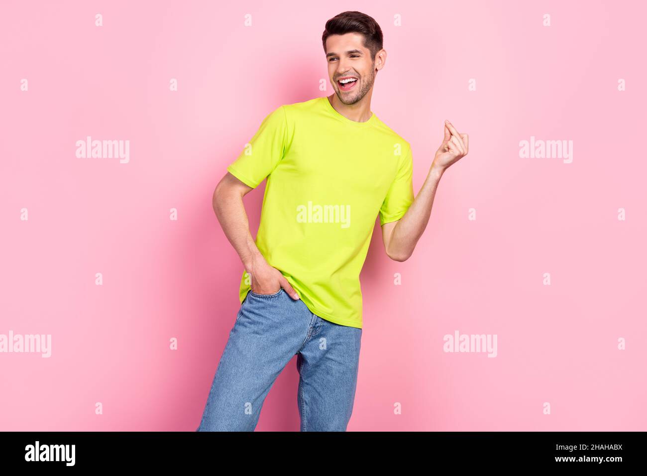 Photo portrait brunet homme portant un t-shirt brillant parlant souriant expliquant isolé couleur rose pastel arrière-plan Banque D'Images