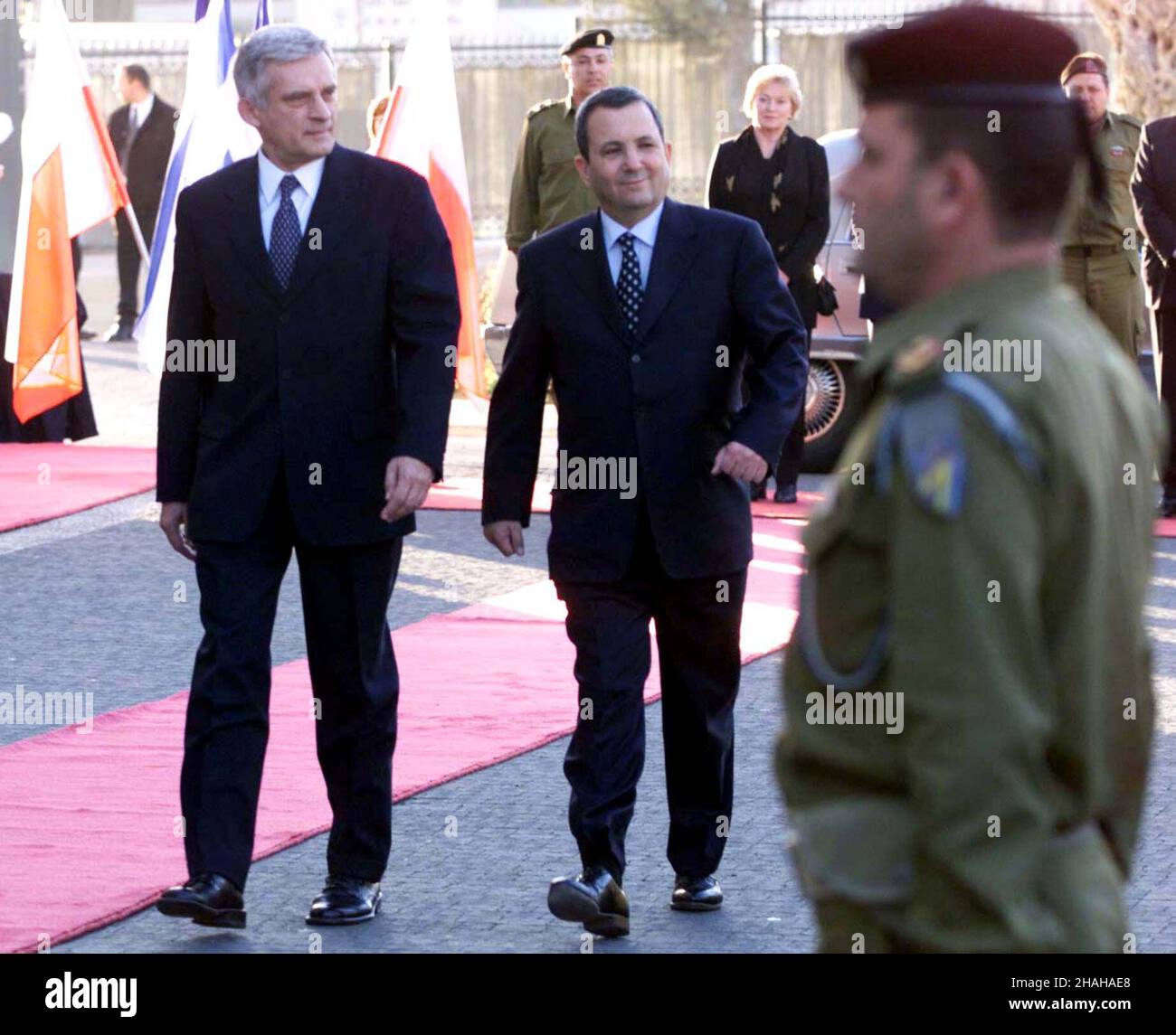 Jerozolima, Izrael, 08.12.1999.Wizyta premiera Jerzego Buzka W Izraelu.N/z: premier ministre Jerzy Buzek (L) i premier ministre Izraela, Ehud Barak (C) podczas powitania.W tle ma³¿onka, Ludgarda Buzek.(m.) PAP/Roman KoszowskiJerozolima, Israël, 08.12.1999.Le PM polonais Jerzy Buzek en visite en Israël.Photo : le PM Jerzy Buzek (L) et son homologue israélien Ehud Barak (C) lors de la cérémonie d'accueil.En arrière-plan se trouve la femme du PM polonais, Ludgarda Buzek.(m.) PAP/Roman Koszowski Banque D'Images Jerozolima, Izrael, 08.12.1999.Wizyta premiera Jerzego Buzka W Izraelu.N/z: premier ministre Jerzy Buzek (L) i premier ministre Izraela, Ehud Barak (C) podczas powitania.W tle ma³¿onka, Ludgarda Buzek.(m.) PAP/Roman KoszowskiJerozolima, Israël, 08.12.1999.Le PM polonais Jerzy Buzek en visite en Israël.Photo : le PM Jerzy Buzek (L) et son homologue israélien Ehud Barak (C) lors de la cérémonie d'accueil.En arrière-plan se trouve la femme du PM polonais, Ludgarda Buzek.(m.) PAP/Roman Koszowski Banque D'Images