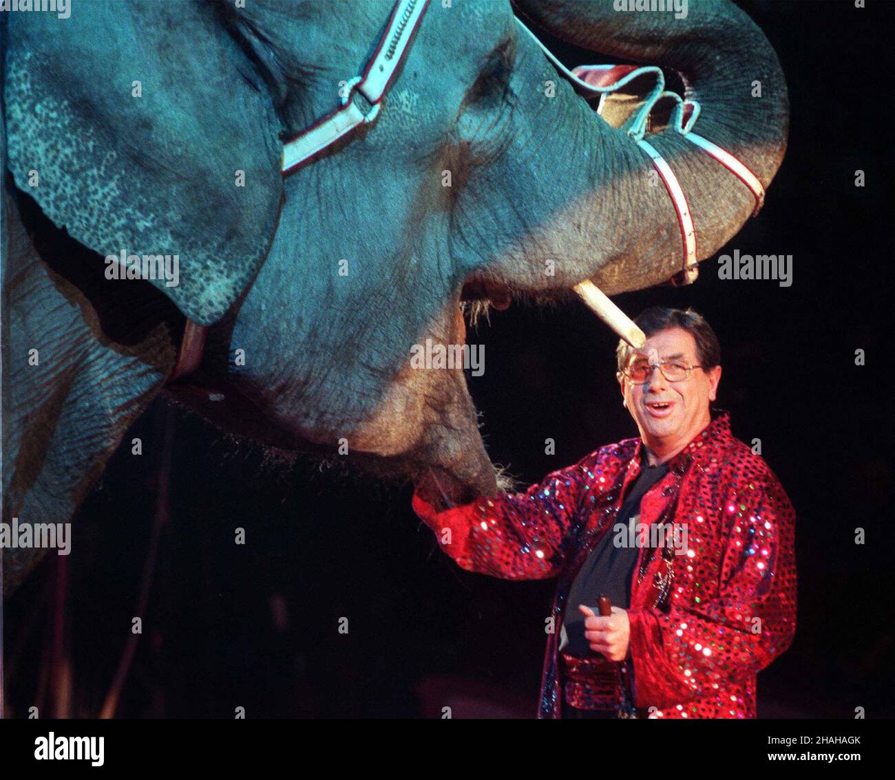 Varsovie, 11.12.1999.Gala de Wielka Œwi¹teczna 'Artyœci Dzieciom' W Cyrku Korona.N/Z: Aktor Janusz Gajos i s³onica Sumatra.(kru) PAP/Jacek TurczykVarsovie, 11.12.1999.Spectacle de Noël « artistes pour enfants » au cirque de Korona, à Varsovie.Photo : un acteur polonais Janusz Gajos avec un éléphant Sumatra.(kru) PAP/Jacek Turczyk Banque D'Images