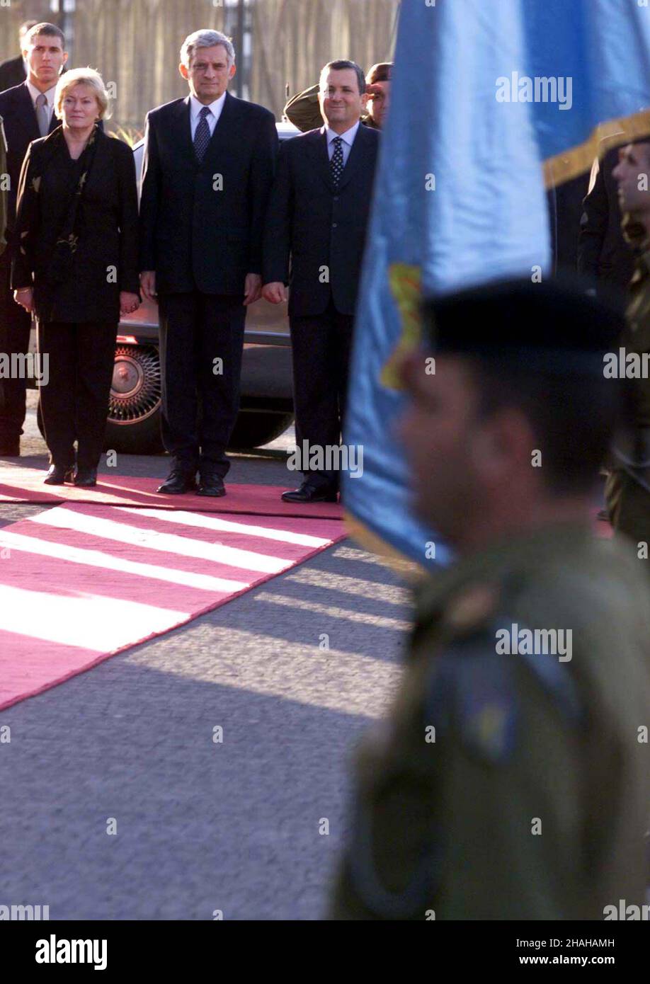 Jerozolima, Izrael, 08.12.1999.Wizyta premiera Jerzego Buzka W Izraelu.N/z: premier ministre Jerzy Buzek (C) z ma³¿onk¹ Ludgard¹ (L) i premier ministre Izraela, Ehud Barak (P) podczas powitania.(m.) PAP/Roman KoszowskiJerozolima, Israël, 08.12.1999.Le PM polonais Jerzy Buzek en visite en Israël.Photo : le PM Jerzy Buzek (C) avec sa femme Ludgarda (L) et son homologue israélien Ehud Barak (R) lors de la cérémonie d'accueil.(m.) PAP/Roman Koszowski Banque D'Images Jerozolima, Izrael, 08.12.1999.Wizyta premiera Jerzego Buzka W Izraelu.N/z: premier ministre Jerzy Buzek (C) z ma³¿onk¹ Ludgard¹ (L) i premier ministre Izraela, Ehud Barak (P) podczas powitania.(m.) PAP/Roman KoszowskiJerozolima, Israël, 08.12.1999.Le PM polonais Jerzy Buzek en visite en Israël.Photo : le PM Jerzy Buzek (C) avec sa femme Ludgarda (L) et son homologue israélien Ehud Barak (R) lors de la cérémonie d'accueil.(m.) PAP/Roman Koszowski Banque D'Images