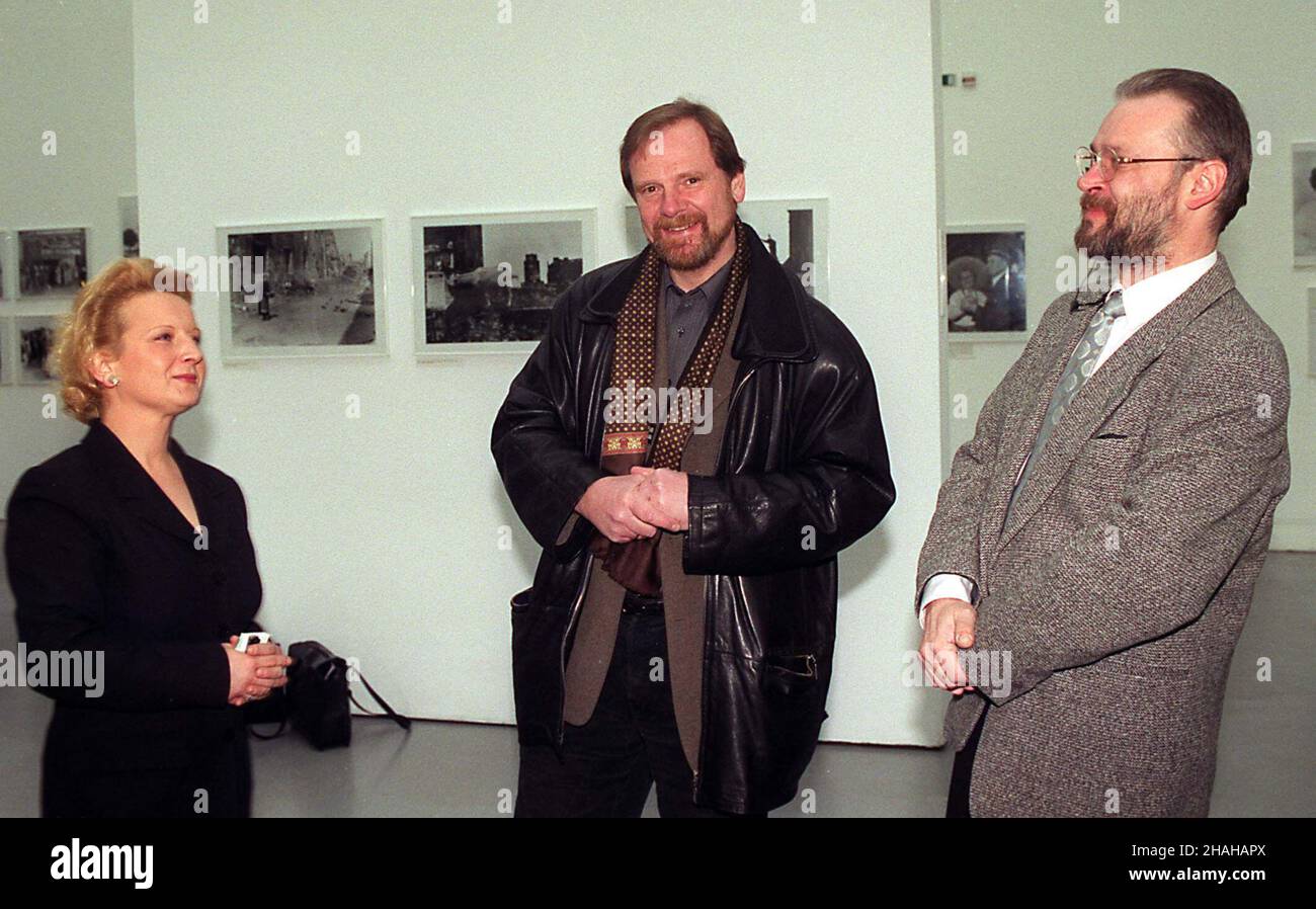 Varsovie, 14.01.2000.Ponad 200 zdjêæ pokazuj¹cych codziennoœæ PRL-u tworzy wystawê fotografii z archiwum Agencji Fotograficznej PAP - 'Taka by³a Polska'.NZ: Redaktor Naczelna Agencji Fotograficznej PAP Anna Pietuszko (L), fotoreporter Chris Niedenthal (C) oraz zastêca Redaktor Naczelnej Agencji Fotograficznej PAP Maciej Macierzyñski (R) na wystawie.(m.) PAP/Radek PietruszkaVarsovie, 14.01.2000.Anna Pietuszko (L), rédactrice en chef de l'agence de presse polonaise photo Service (PAP Foto), photographe Chris Niedenthal (C) et vice-rédactrice en chef Maciej Macierzynski (R) à la galerie Zacheta in Wars Banque D'Images