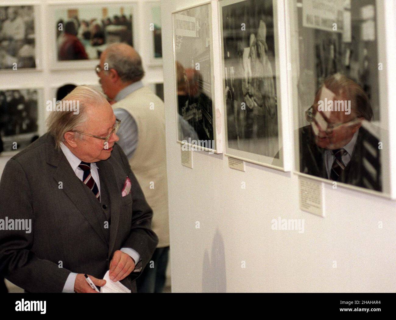 Varsovie, 14.01.2000.Ponad 200 zdjêæ pokazuj¹cych codziennoœæ PRL-u tworzy wystawê fotografii z archiwum Agencji Fotograficznej PAP - 'Taka by³a Polska'.NZ: Popularny dziennikarz Zygmunt Broniarek ogl¹da zdjêcia na wystawie.(m.) PAP/Radek PietruszkaVarsovie, 14.01.2000.Journaliste Zygmunt Broniarek à la Galerie Zacheta à Varsovie lors de la dernière exposition du PAP.Exposition 'Taka byla Polska' (lit.The Way Poland was) présente plus de 200 photos des archives de l'Agence de presse polonaise, datant de l'époque de la République populaire de Pologne (1952-90).(m.) PAP/Radek Pietruszka Banque D'Images