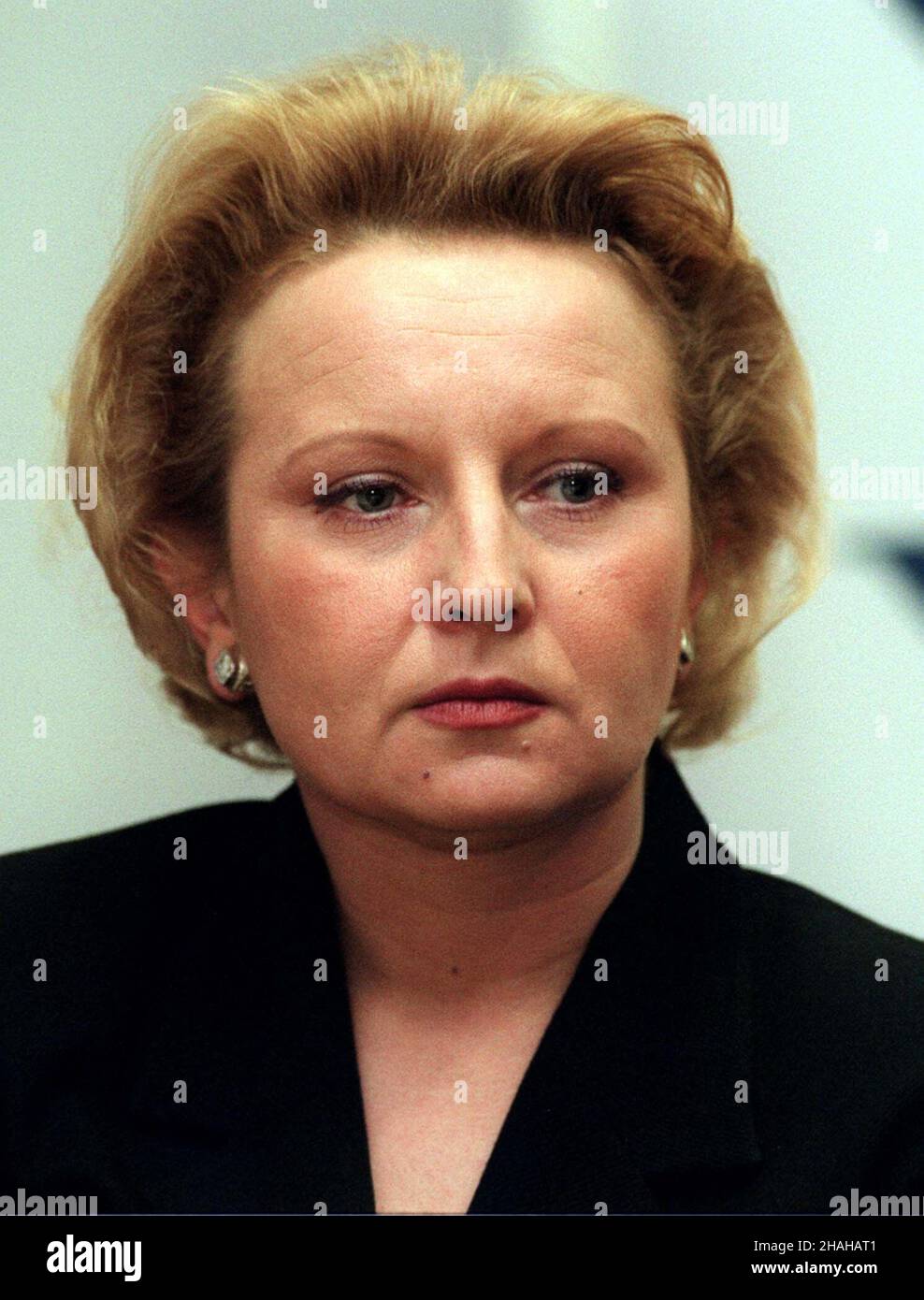 Varsovie, 14.01.2000.Ponad 200 zdjêæ pokazuj¹cych codziennoœæ PRL-u tworzy wystawê fotografii z archiwum Agencji Fotograficznej PAP - 'Taka by³a Polska'.NZ: Redaktor Naczelna Agencji Fotograficznej PAP Anna Pietuszko podczas konferencji prasowej.(m.) PAP/Radek PietruszkaVarsovie, 14.01.2000.Anna Pietuszko, rédactrice en chef du service de photo de l'Agence de presse polonaise (PAP Foto), lors d'une conférence de presse à la Galerie Zacheta à Varsovie, sur la dernière exposition du PAP.Exposition 'Taka byla Polska' (lit.The Way Poland was) présente plus de 200 photos des archives de l'Agence polonaise de presse, datées Banque D'Images