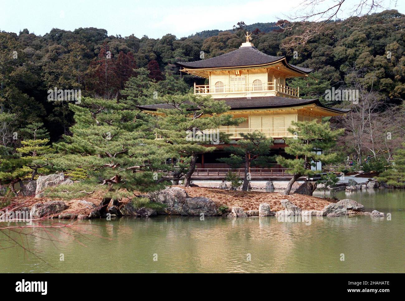 Kioto Japonia 03 00 Zabytki Kyoto œwi Tynia Z Otego Pawilonu Wybudowana Pod Koniec Xiv W Jako Czeœae Willi Shoguna M Pap Remigiusz Sikorakyoto Japon 03 00 Kinkakuji Le Temple Du Pavillon D Or Officiellement Appele Rokuonji A Kyoto M