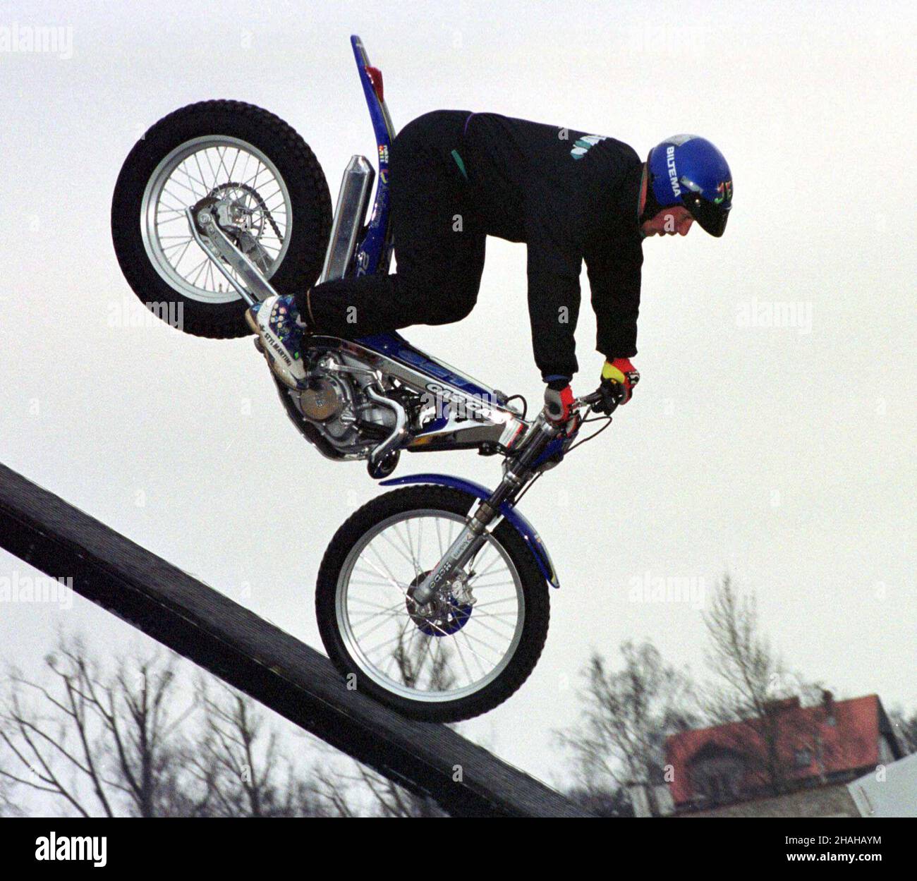 Gdañsk, 22.03.2000.W Gdañsku odbywa siê Motoexpo-Auto Tour Market Pologne 2000.Na zdjêciu: grupa ekwillibrystów motocyklowych z Finlandii.(m.) PAP/Stefan KraszewskiGdansk, 22.03.2000.Motoexpo-Auto Tour Market Pologne 2000 à Gdansk.Photo : un spectacle par groupe de Finlande.(m.) PAP/Stefan Kraszewski Banque D'Images