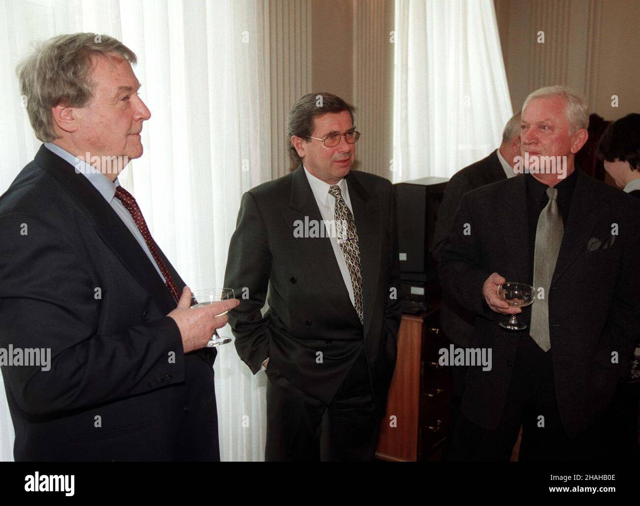 Varsovie, 27.03.2000.W Ministerstwie Kultury i Dziedzictwa Narodowego odby³o siê spotkanie ministra kultury Kazimierza Micha³a Ujazdowskiego z delegacj¹ warszawskiego œrodowiska aktorskiego.Na zdjêciu aktorzy, od lewej Leonard Pietraszak, Janusz Gajos i Marian Kociniak.(m.) PAP/Radek PietruszkaVarsovie, 27.03.2000.La ministre polonaise de la Culture, Kazimierz Michal Ujazdowski, a rencontré une délégation d'acteurs polonais.Photo : acteurs polonais L-R Leonard Pietraszak, Janusz Gajos et Marian Kociniak.(m.) PAP/Radek Pietruszka Banque D'Images