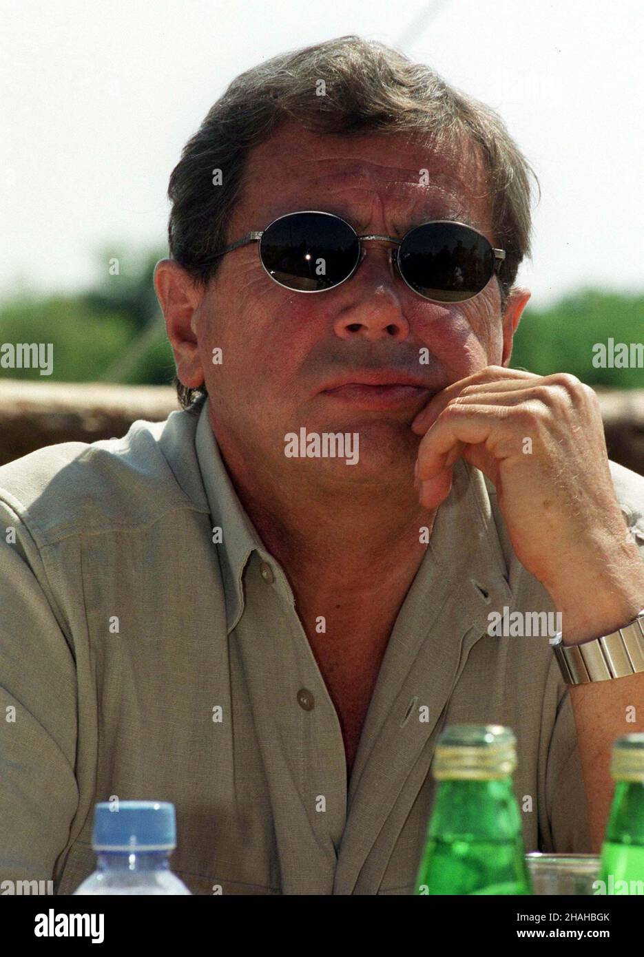 Zielonka k.Warszawy, 15.08.2000.Trwa realizacja filmu 'Przedwioœnie ' wg. powieœci Stefana ¯eromskiego.N/z : aktor Janusz Gajos.(kru) PAP/Tomasz GzellZielonka, 15.08.2000.Sur le set de 'Przedwiosnie' réalisé par Filip Bajon, à Zielonka, près de Varsovie.Photo : l'acteur polonais Janusz Gajos.(kru) PAP/Tomasz Gzell Banque D'Images