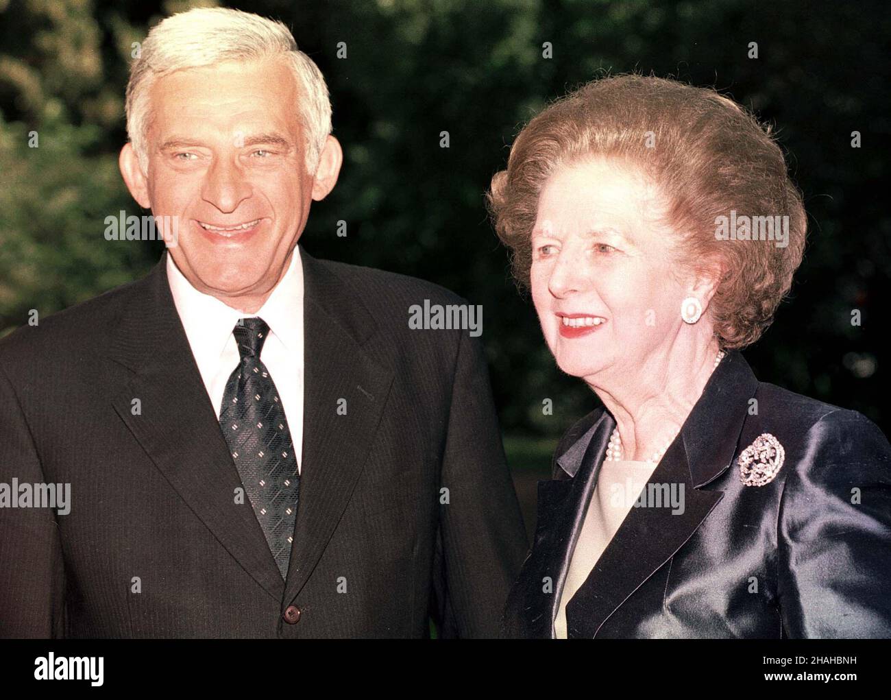 Sopot, 31.08.2000.By³a premier ministre Wielkiej Brytanii Margaret Thatcher (P) i szef rz¹du Polski Jerzy Buzek (L) W czasie spotkania W Sosocie.(m.) PAP/Stefan Kraszewskiopot, 31.08.2000.L'ancien PM britannique Margaret Thatcher (R) et le PM polonais Jerzy Buzek (L) lors de la réunion à Sopot.(m.) PAP/Stefan Kraszewski Banque D'Images