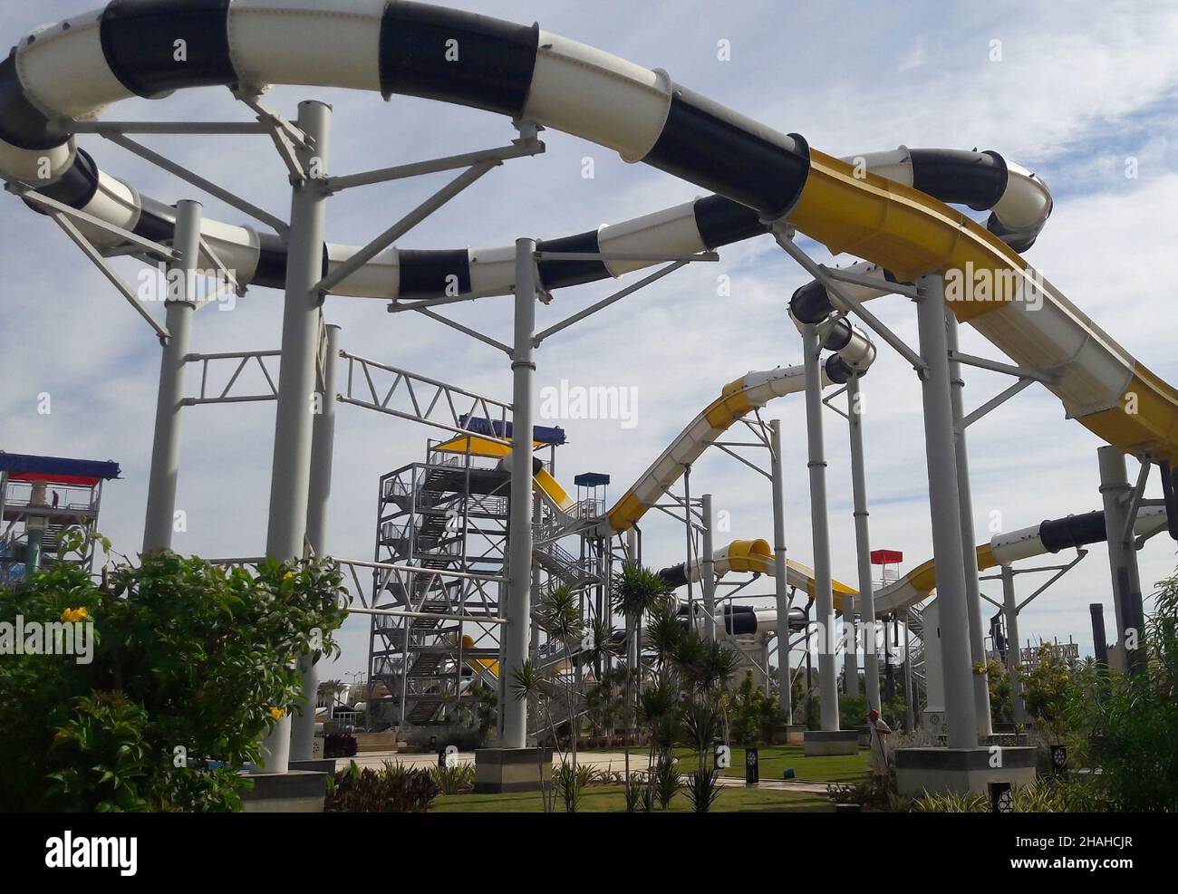 Grandes manèges avec plusieurs montagnes russes aquatiques dans le parc aquatique en plein air Banque D'Images