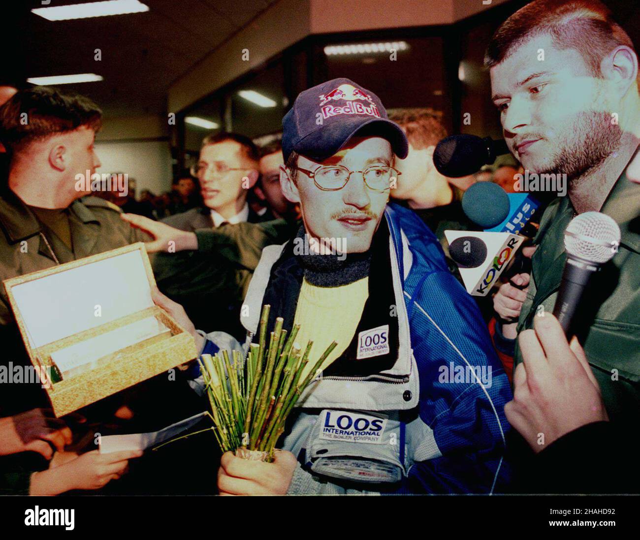 Warszaw, 30.01.2001.Ma³ysza, który powróci³ z zawodów W Sapporo W Japonii.NZ.Adam Ma³ysz (C) rozdaje autografy.(kru) PAP/Jacek TurczykVarsovie, 30.01.2001.Le ski de saut polonais, leader de la coupe du monde de saut à ski FIS Adam Malysz (C) est accueilli à l'aéroport de Varsovie-Okecie, après le retour d'une compétition à Sapporo (Japon).(kru) PAP/Jacek Turczyk Banque D'Images