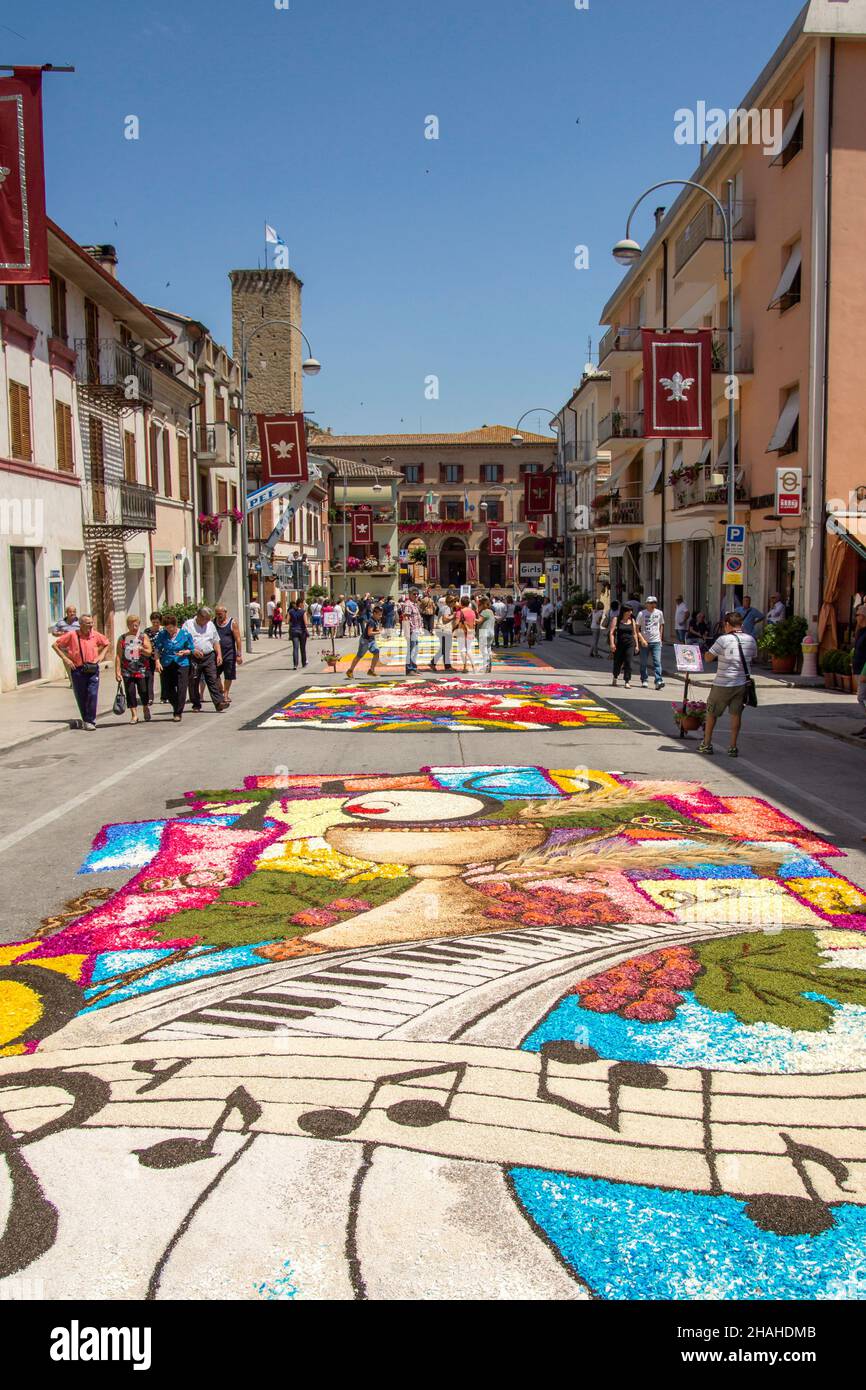 Infiorata, Festival des fleurs, Castelraimondo, Marche, Italie, Europe Banque D'Images