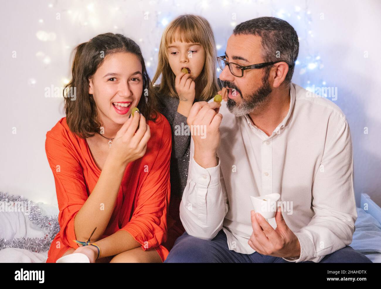 Célébration du nouvel an mangeant de douze raisins.Tradition espagnole Banque D'Images