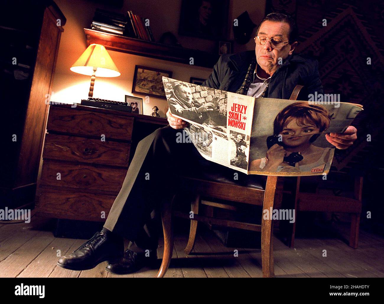 Varsovie, 31.05.2001.Aktor Janusz Gajos na planie filmu 'Tam i z powrotem' W re¿yserii Wojciecha Wójcika.Film jest zainspirowany napadem na banque W £odzi W 1965 r.(kru) PAP/Jacek TurczykVarsovie, 31.05.2001.L'acteur polonais Janusz Gajos (L) sur l'ensemble du film 'Tam i z powrotem' (lit.Là-bas) réalisé par Wojciech Wojcik, à Varsovie.Le film s'inspire d'un vol de banque à Lodz en 1965.(kru) PAP/Jacek Turczyk Banque D'Images