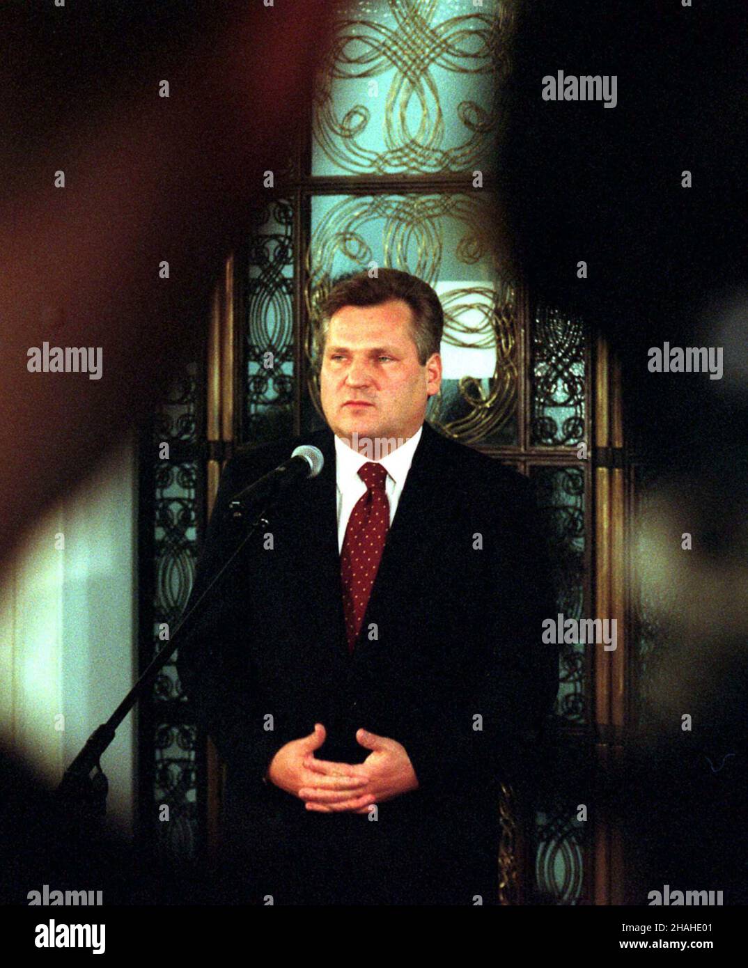 Varsovie, 06.06.2001.Prezydent Aleksander Kwaœniewski podczas konferencji prasowej, która odby³a sie W Sejmie po zakoñczeniu debaty poœwiêconej polskiej polityce zagranicznej i negocjacjom z eu.(m.) PAP/Radek PietruszkaVarsovie, 06.06.2001.Le président polonais Aleksander Kwasniewski lors d'une conférence de presse à Sejm, après le débat sur la politique étrangère de la Pologne et la négociation avec l'UE teh.(m.) PAP/Radek Pietruszka Banque D'Images