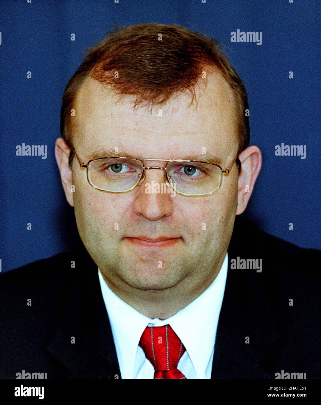 Varsovie, 09.04.2001.Ministre kultury Kazimierz M. Ujazdowski, podczas konferencji prasowej zapowiadaj¹cej Festivwal 'Norwid Bezdomny'.W czasie festivwalu, zorganizowanego W 180. Rocznicê urodzin poety, piosenkarz Czes³aw Niemen zaparezentuje premierowy koncert z³o¿ony ze swoich najwa¿niejszych kompozycji do wierszy Cypriana Norwiana.(m.) PAP/Radek PietruszkaVarsovie, 09.04.2001.Le ministre polonais de la Culture Kazimierz M. Ujazdowski, lors de la conférence de presse avant le 'Norwid Bezdomny' (lit.Homeless Norwid) à Varsovie.Au festival, célébrant le 160. Anniversaire de la naissance Banque D'Images