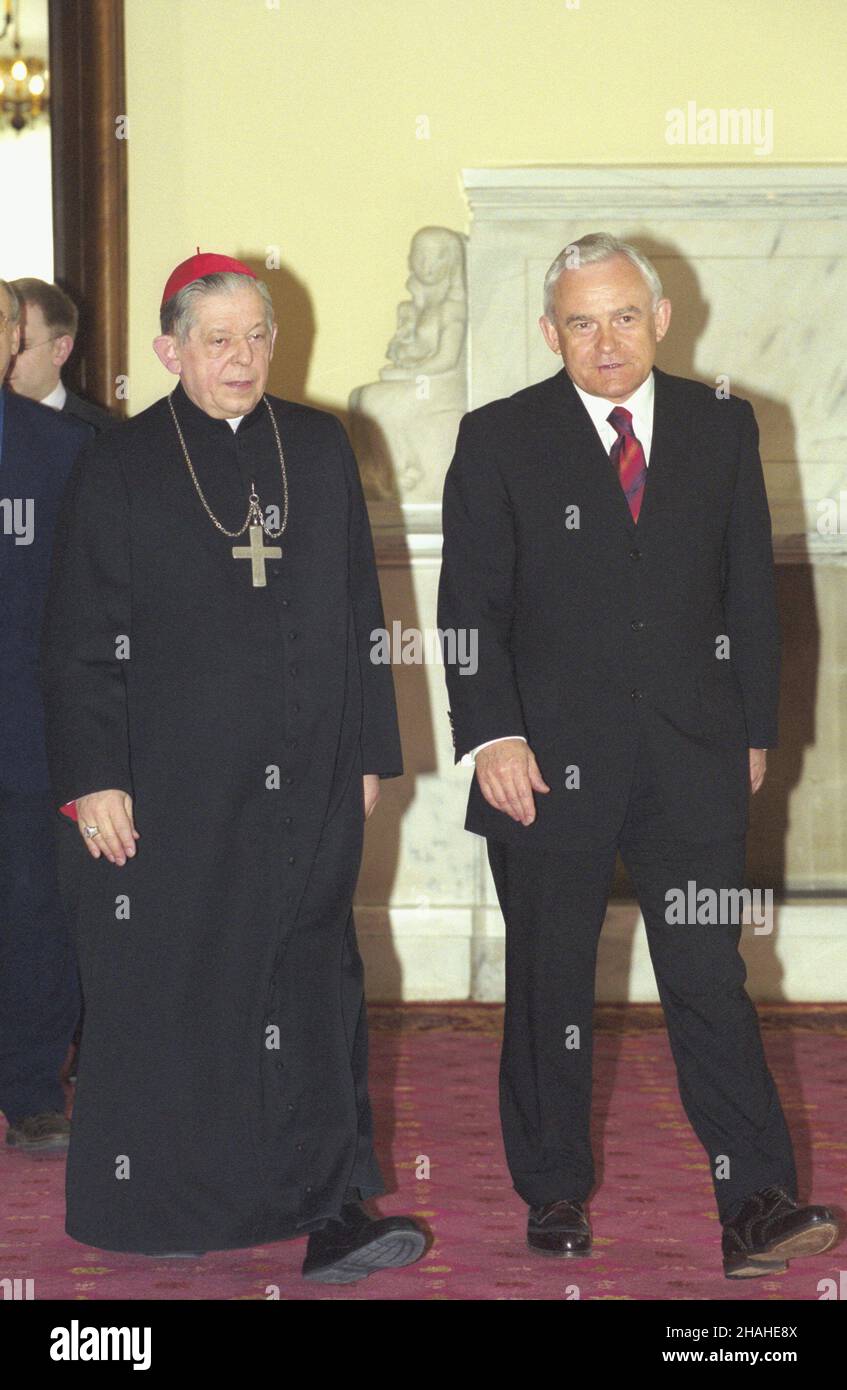 Varsovie 18.03.2002.Siedziba Urzêdy Rady Ministrów W al.Ujazdowskich.Inauguracyjne posiedzenie Komisji Wspólnej Rz¹du i Episkopatu W nowym sk³adzie z udzia³em premera RP Leszka Millera i prymasa Polski kardyna³a Józefa Glempa.NZ. premier Miller i kardyna³ Glemp. uu PAP/Grzegorz RogiñskiVarsovie 18 mars 2002.Le siège du Bureau du Conseil des ministres sur l'avenue Ujazdowskie.Une séance inaugurale de la Commission mixte du Gouvernement et de l'épiscopat, sous une nouvelle forme, avec la participation du Premier ministre polonais, Leszek Miller, et de Primate, le cardinal Jozef Glemp.Photo : PM Leszek mille Banque D'Images
