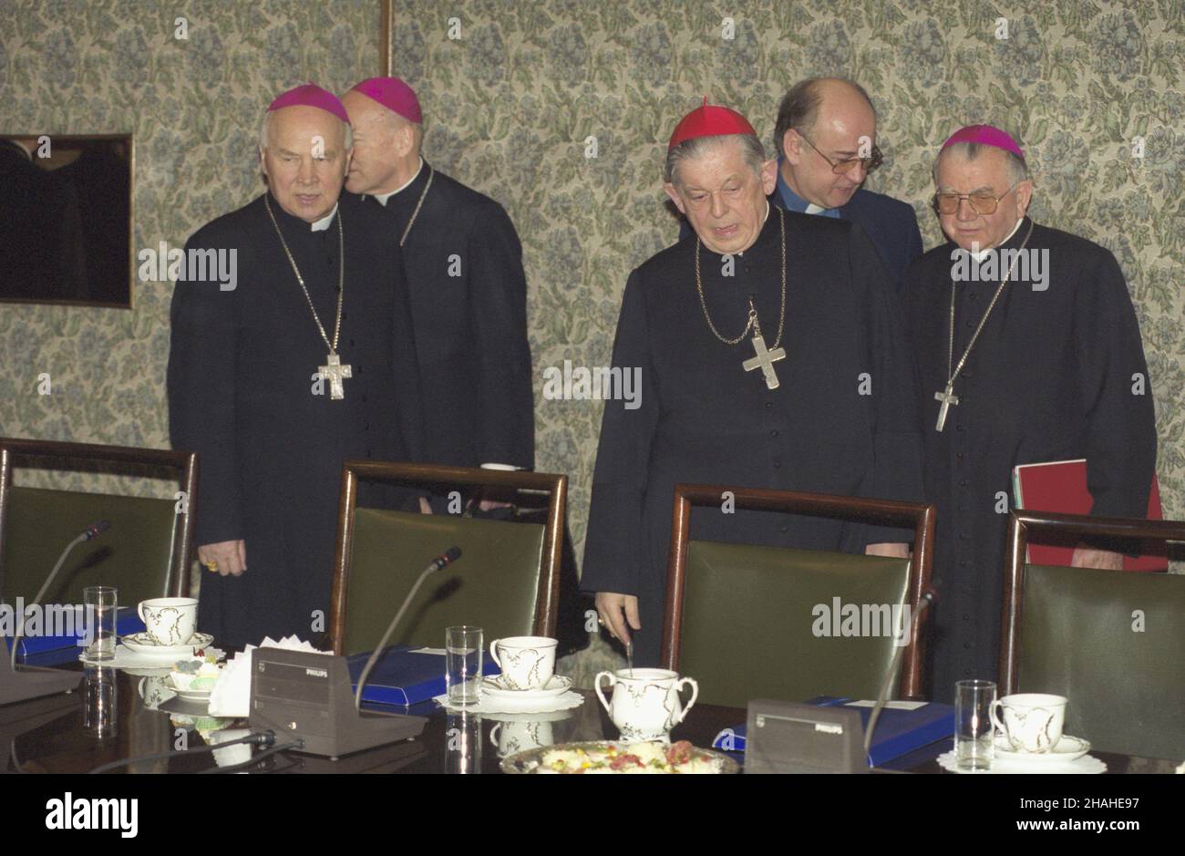Varsovie 18.03.2002.Siedziba Urzêdy Rady Ministrów W al.Ujazdowskich.Inauguracyjne posiedzenie Komisji Wspólnej Rz¹du i Episkopatu W nowym sk³adzie z udzia³em premera RP Leszka Millera i prymasa Polski kardyna³a Józefa Glempa.NZ.M.IN. Metropolita gdañski abp Tadeusz Goc³owski (1L), prymas Glemp (3P), biskup ³owicki Alojzy Orszulik (1P). uu PAP/Grzegorz RogiñskiVarsovie 18 mars 2002.Le siège du Bureau du Conseil des ministres sur l'avenue Ujazdowskie.Une séance inaugurale de la Commission mixte du Gouvernement et de l'épiscopat, sous une nouvelle forme, avec le Premier ministre polonais, Leszek Mill Banque D'Images