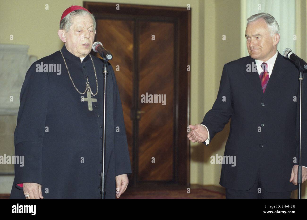 Varsovie 18.03.2002.Siedziba Urzêdy Rady Ministrów W al.Ujazdowskich.Inauguracyjne posiedzenie Komisji Wspólnej Rz¹du i Episkopatu W nowym sk³adzie z udzia³em premera RP Leszka Millera i prymasa Polski kardyna³a Józefa Glempa.NZ. premier Miller i kardyna³ Glemp wyg³aszaj¹ po obradach oœwiadczenie dla prasy. uu PAP/Grzegorz RogiñskiVarsovie 18 mars 2002.Le siège du Bureau du Conseil des ministres sur l'avenue Ujazdowskie.Une séance inaugurale de la Commission mixte du Gouvernement et de l'épiscopat, sous une nouvelle forme, avec le Premier ministre polonais, Leszek Miller, et le Cardinal Jozef, Primate Banque D'Images