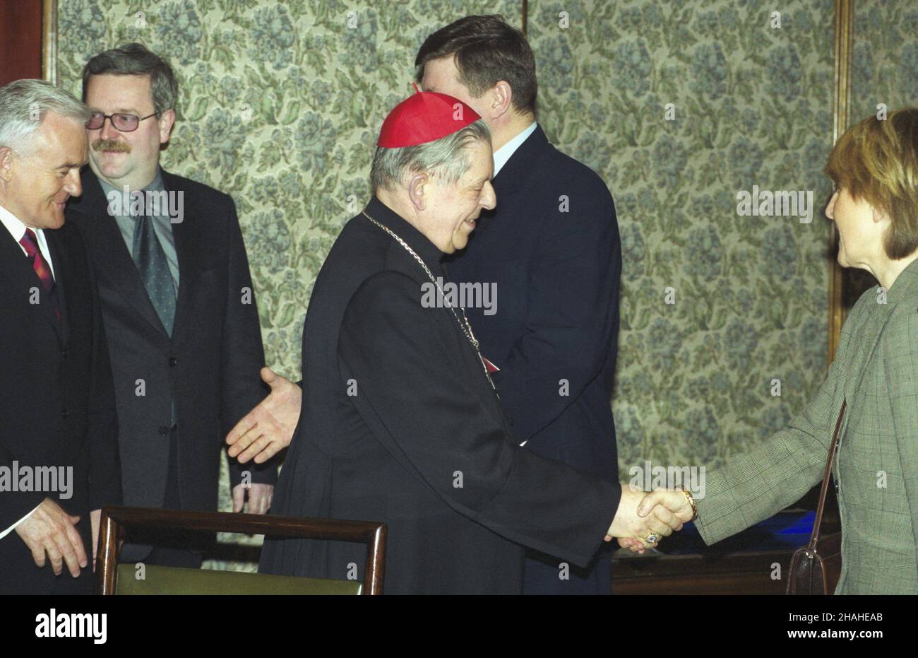 Varsovie 18.03.2002.Siedziba Urzêdy Rady Ministrów W al.Ujazdowskich.Inauguracyjne posiedzenie Komisji Wspólnej Rz¹du i Episkopatu W nowym sk³adzie z udzia³em premera RP Leszka Millera i prymasa Polski kardyna³a Józefa Glempa.NZ. premier Miller (1), szef zespo³u doradców premiera Grzegorz Rydlewski, kardyna³ Glemp, Sekretarz Komitetu Integracji Europejskiej Danuta Huebner (P). uu PAP/Grzegorz RogiñskiVarsovie 18 mars 2002.Le siège du Bureau du Conseil des ministres sur l'avenue Ujazdowskie.Une séance inaugurale de la Commission mixte du Gouvernement et de l'épiscopat, sous une nouvelle forme Banque D'Images