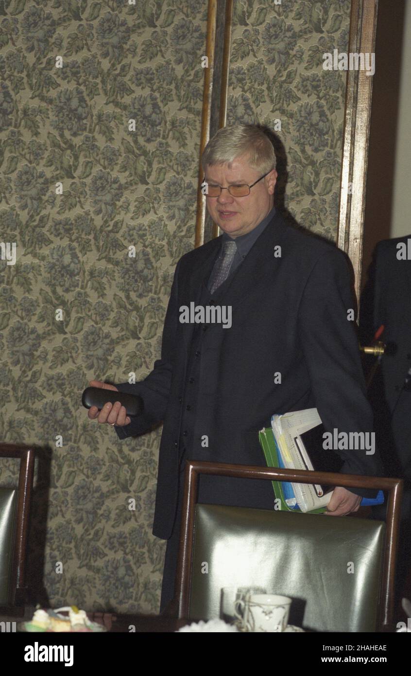 Varsovie 18.03.2002.Siedziba Urzêdy Rady Ministrów W al.Ujazdowskich.Inauguracyjne posiedzenie Komisji Wspólnej Rz¹du i Episkopatu W nowym sk³adzie z udzia³em premera RP Leszka Millera i prymasa Polski kardyna³a Józefa Glempa.NZ. ministre PRacy i polityki spo³ecznej Jerzy Hausner. uu PAP/Grzegorz RogiñskiVarsovie 18 mars 2002.Le siège du Conseil des ministres sur la rue Aleje Ujazdowskie.Une séance inaugurale du gouvernement mixte et de la Commission épiscopale de Pologne sous une nouvelle forme, en présence du Premier ministre polonais, Leszek Miller, et du primat, le Cardinal Jozef Glemp.Photo : Lab Banque D'Images